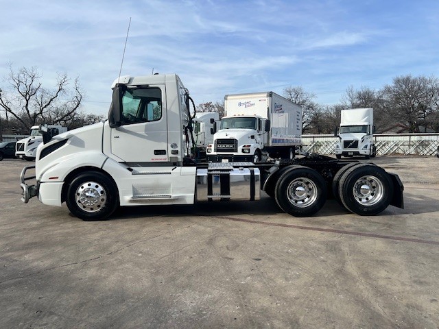 2019 Volvo - image 4