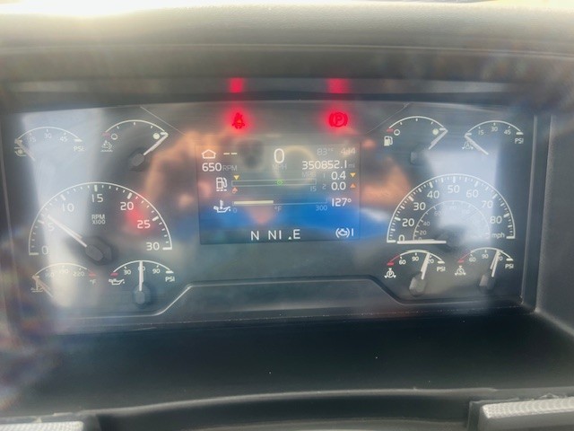 2019 Volvo - image 7