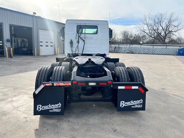 2019 Volvo - image 6