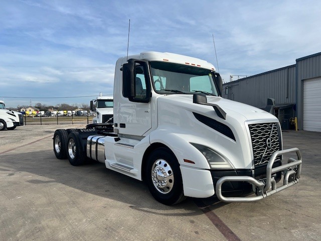 2019 Volvo - image 3