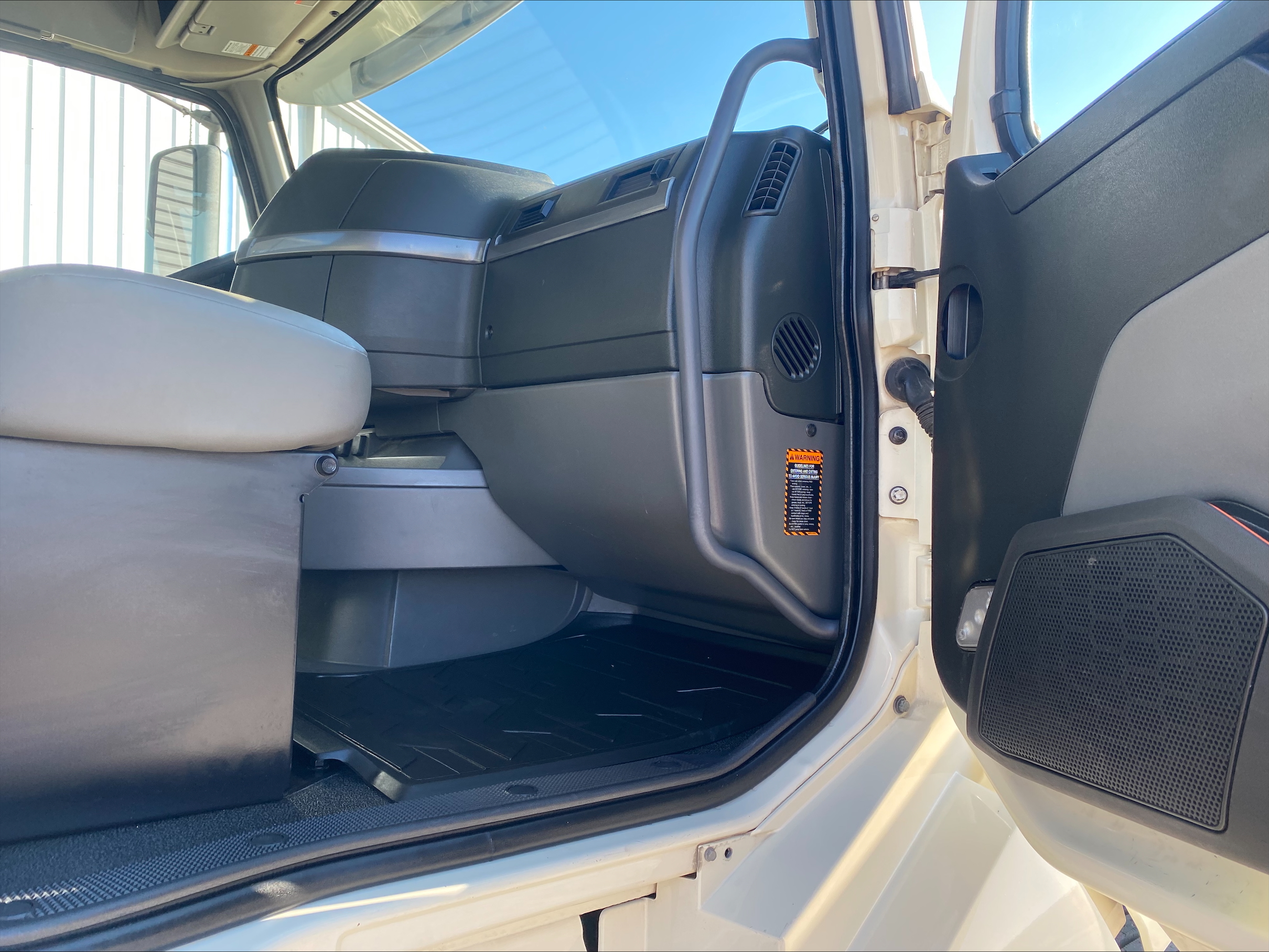 2021 Volvo - image 14