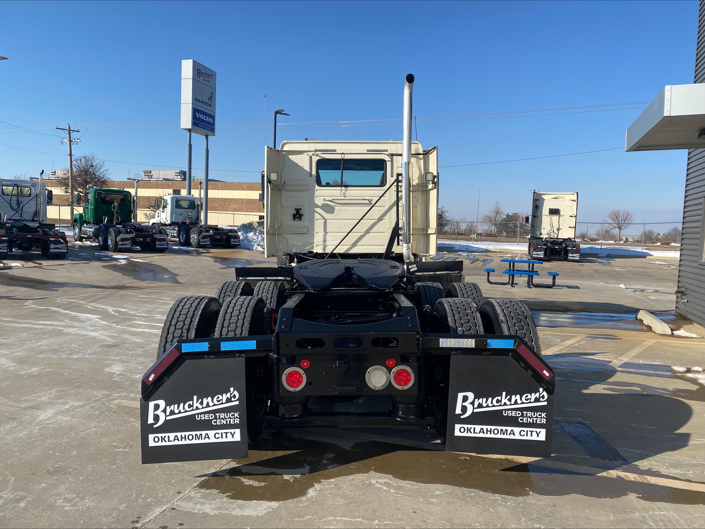 2021 Volvo - image 6