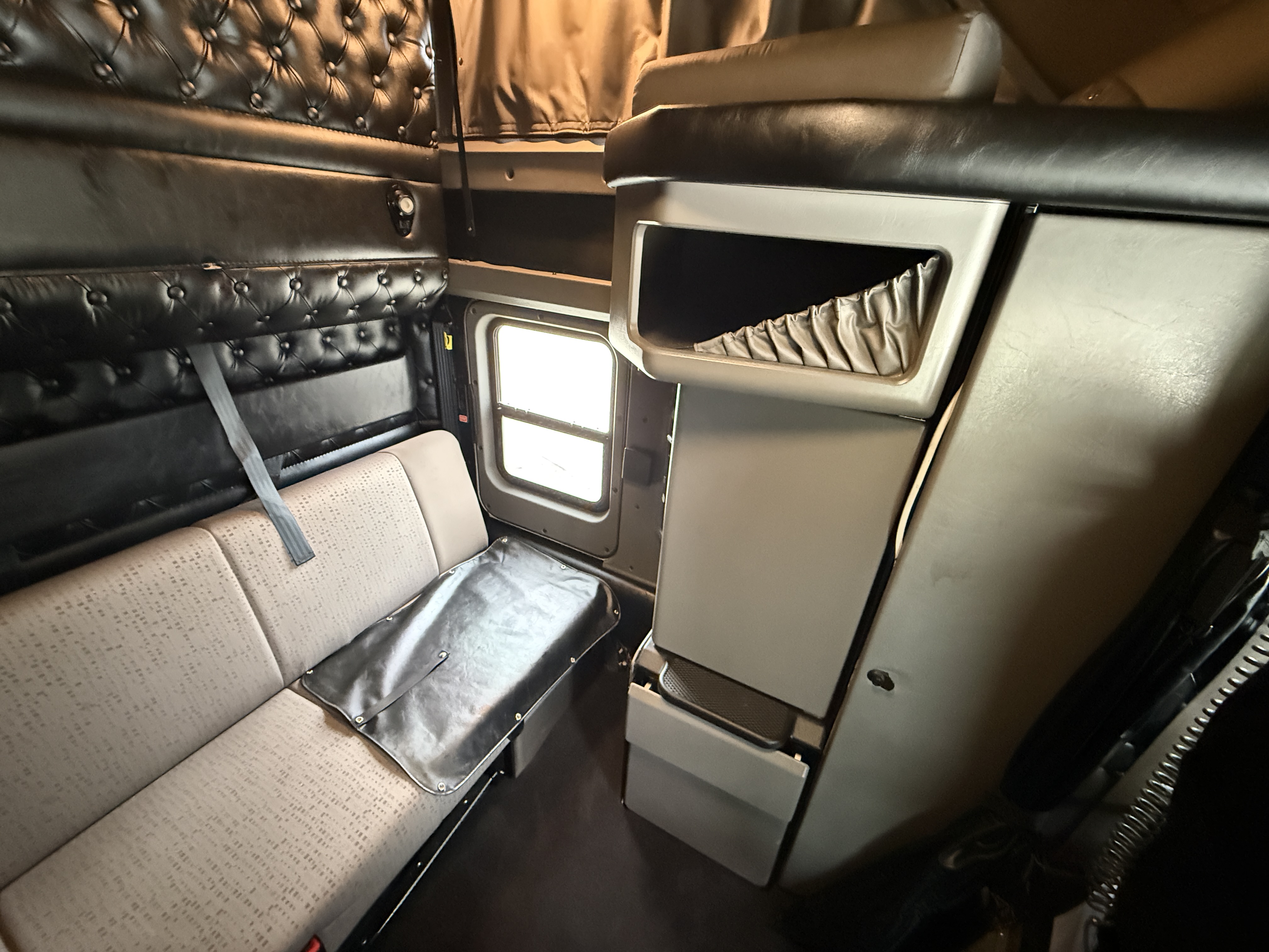 2022 Kenworth W900 - image 23