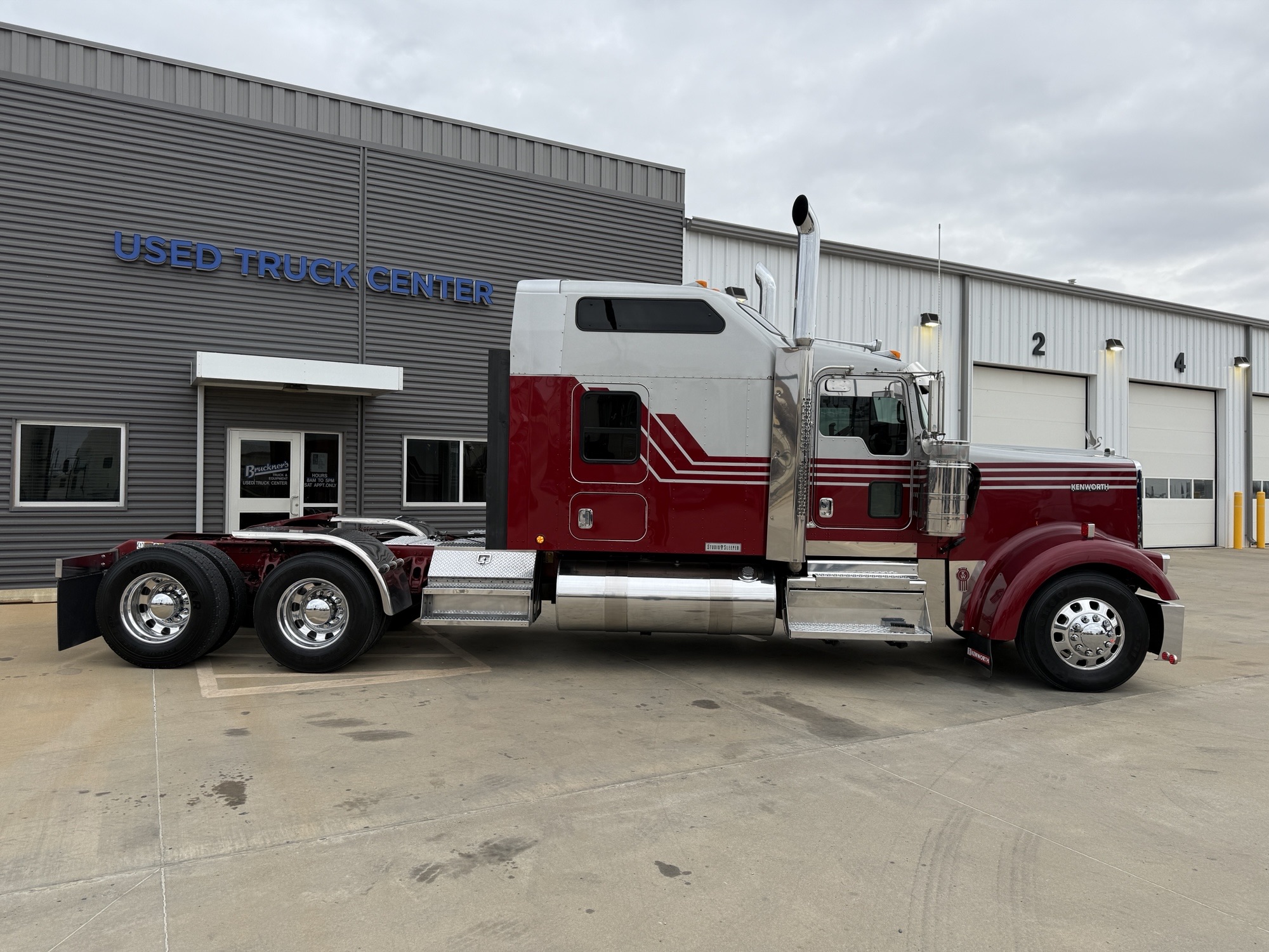 2022 Kenworth W900 - image 4