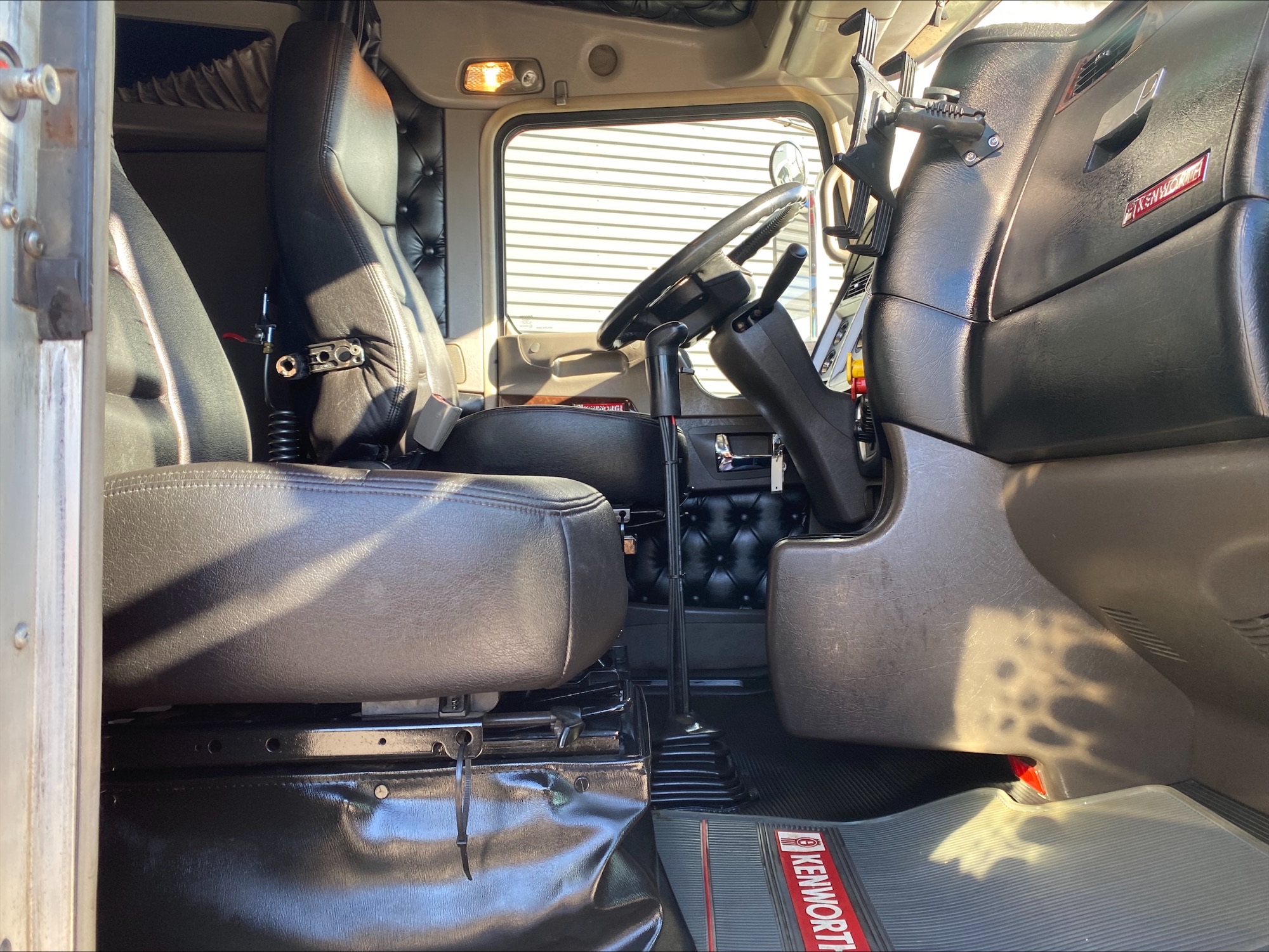 2021 Kenworth W900 - image 15