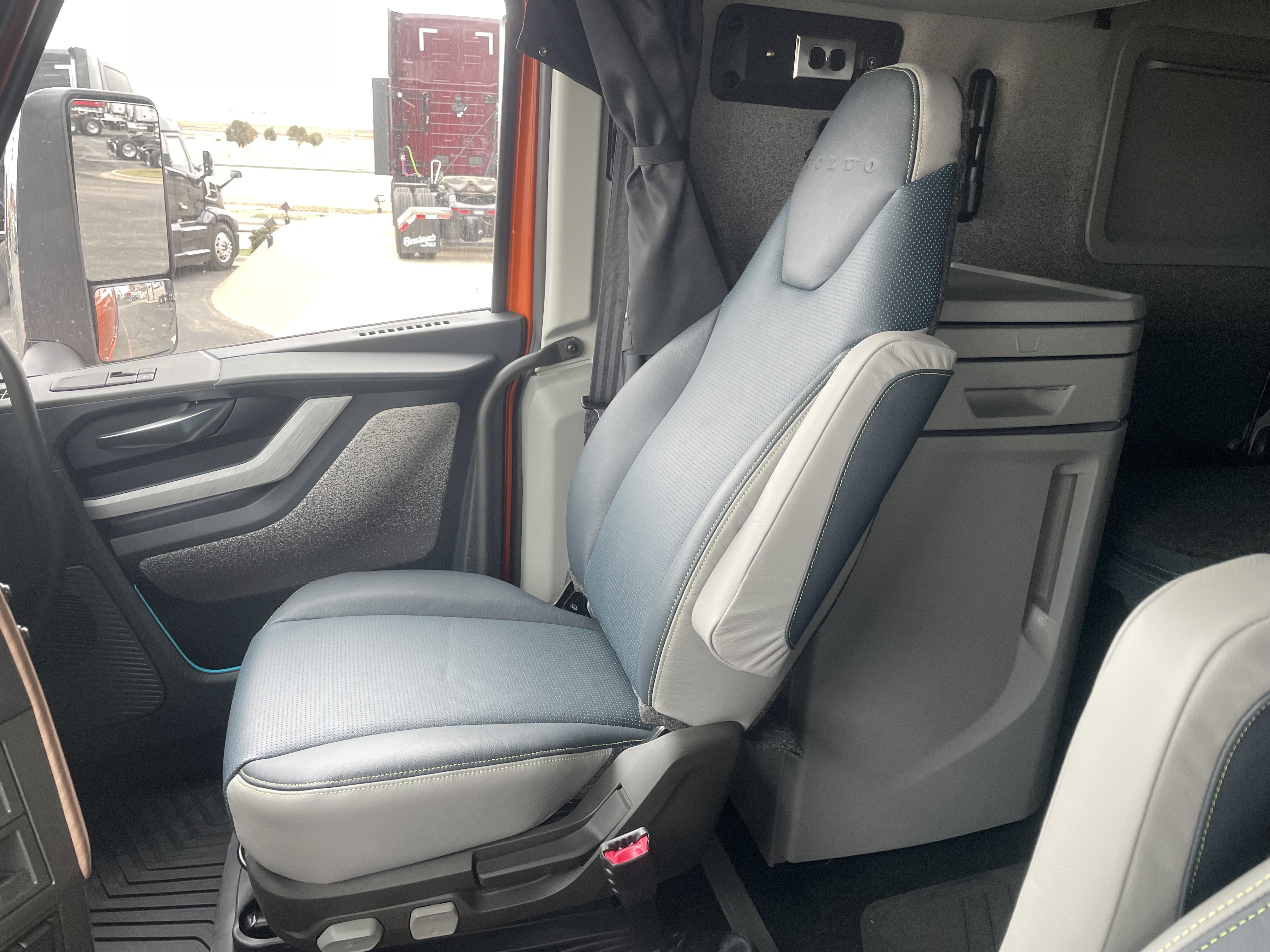 2026 Volvo - image 13