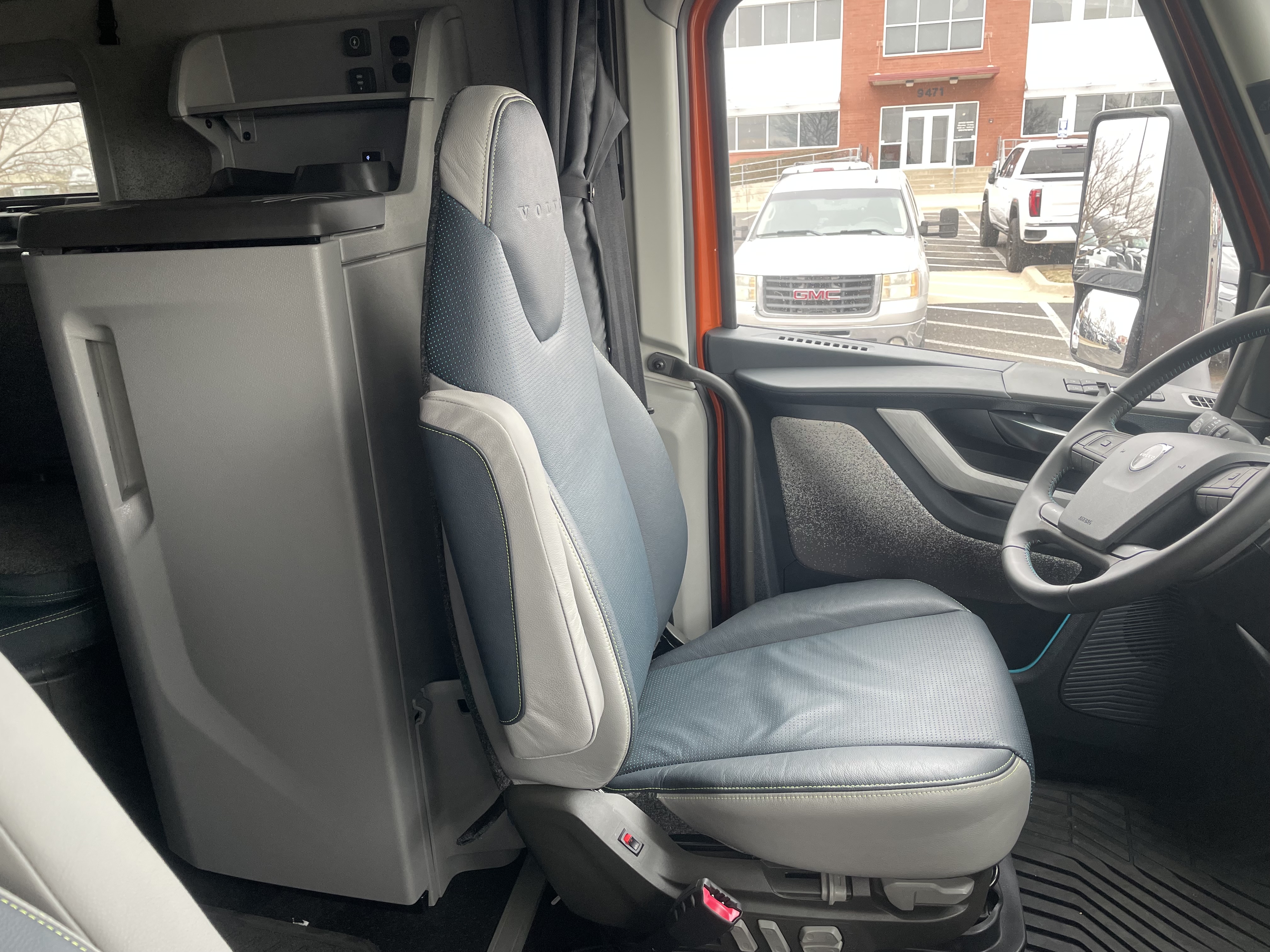 2026 Volvo - image 15