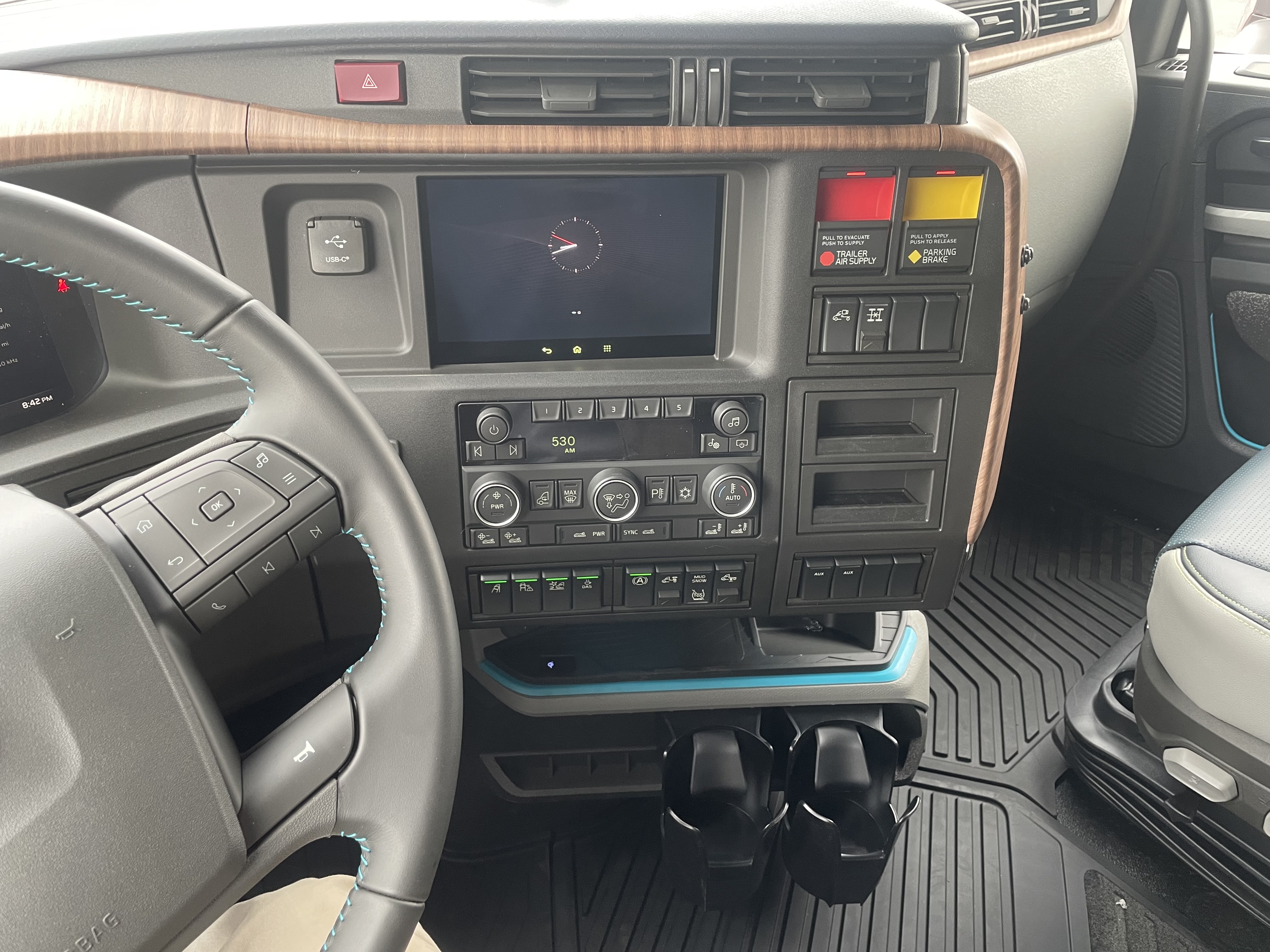 2026 Volvo - image 12