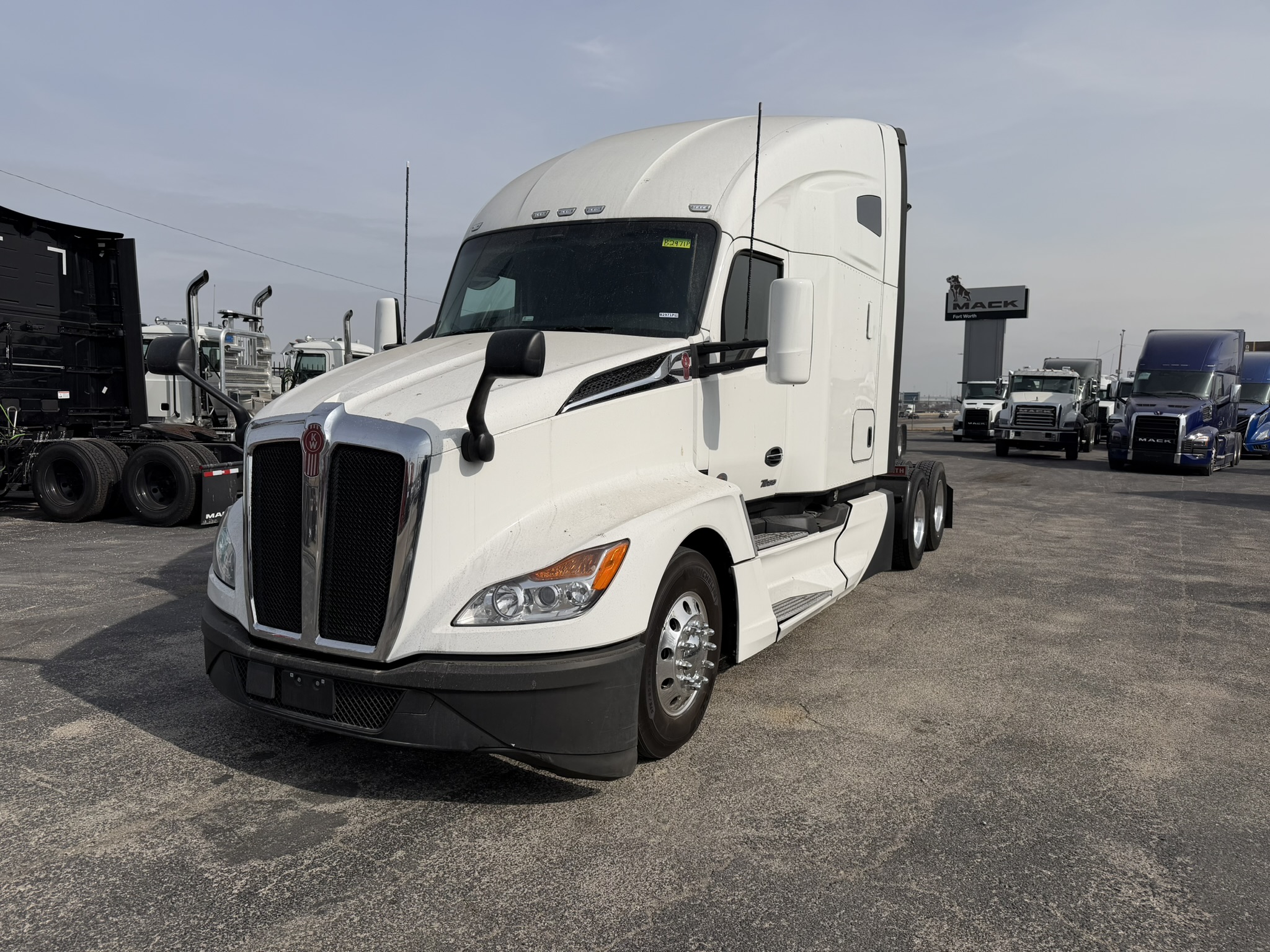 2024 Kenworth T680 - image 1