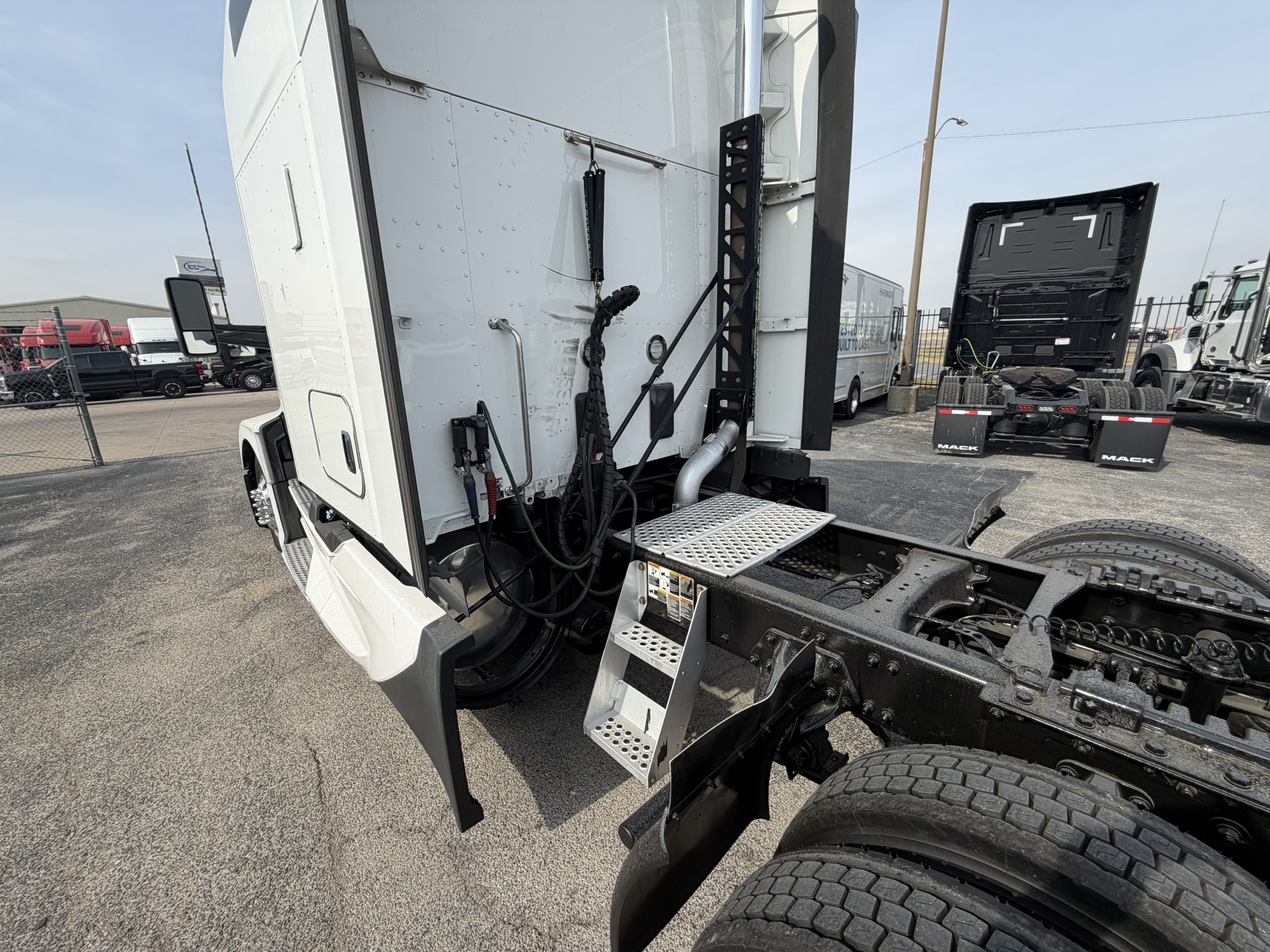 2024 Kenworth T680 - image 8
