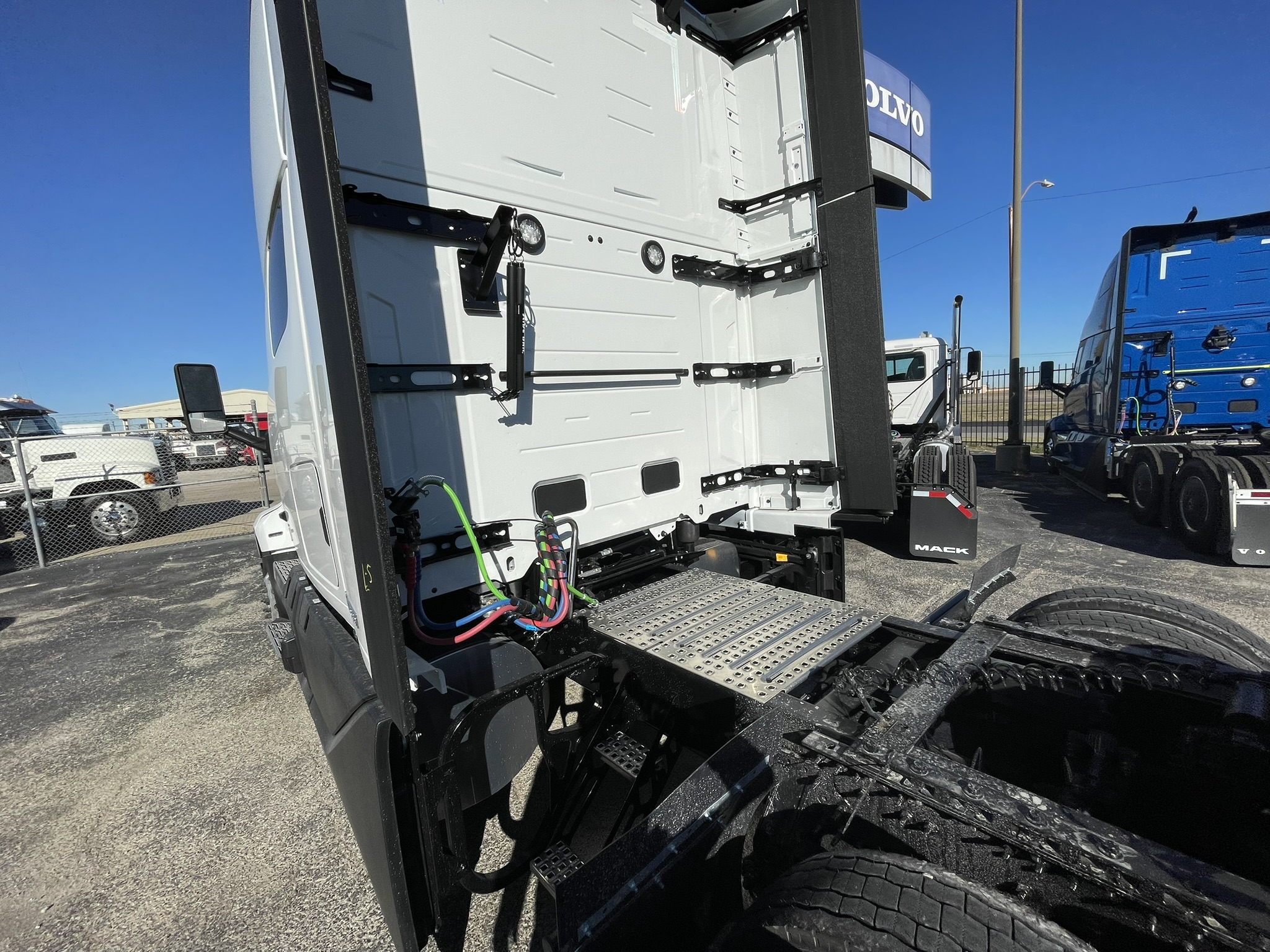 2026 Volvo - image 7