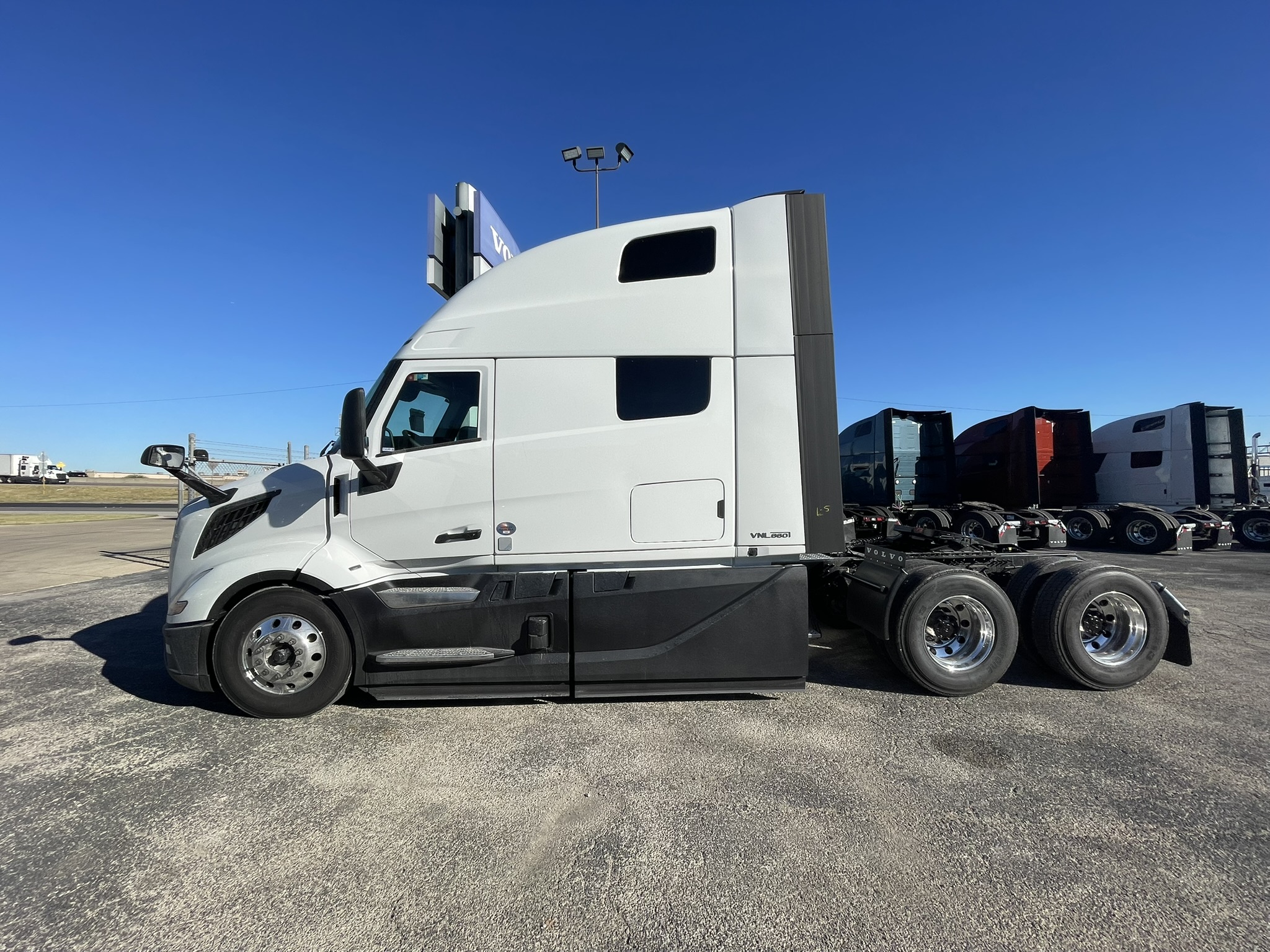 2026 Volvo - image 8