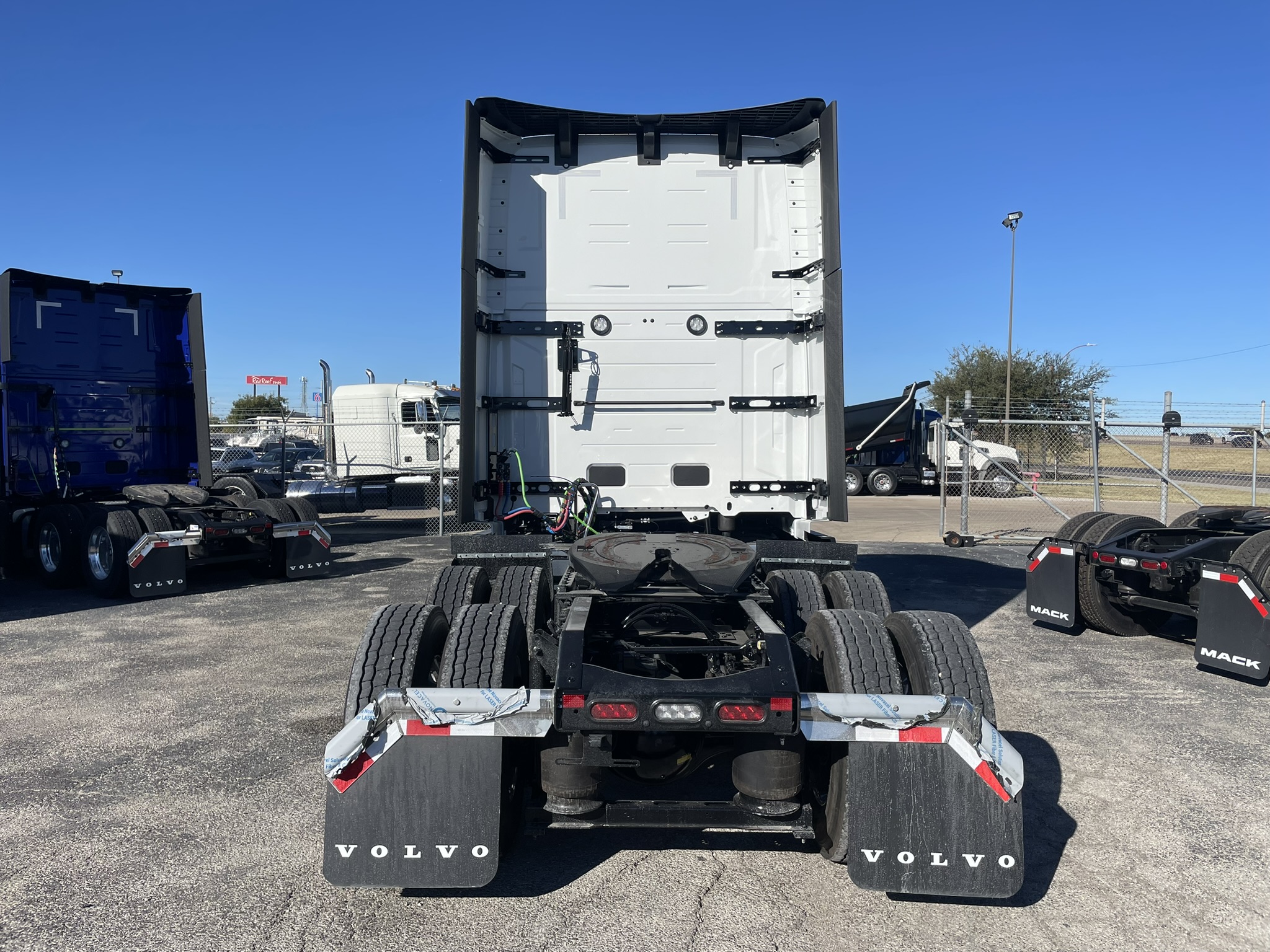 2026 Volvo - image 5