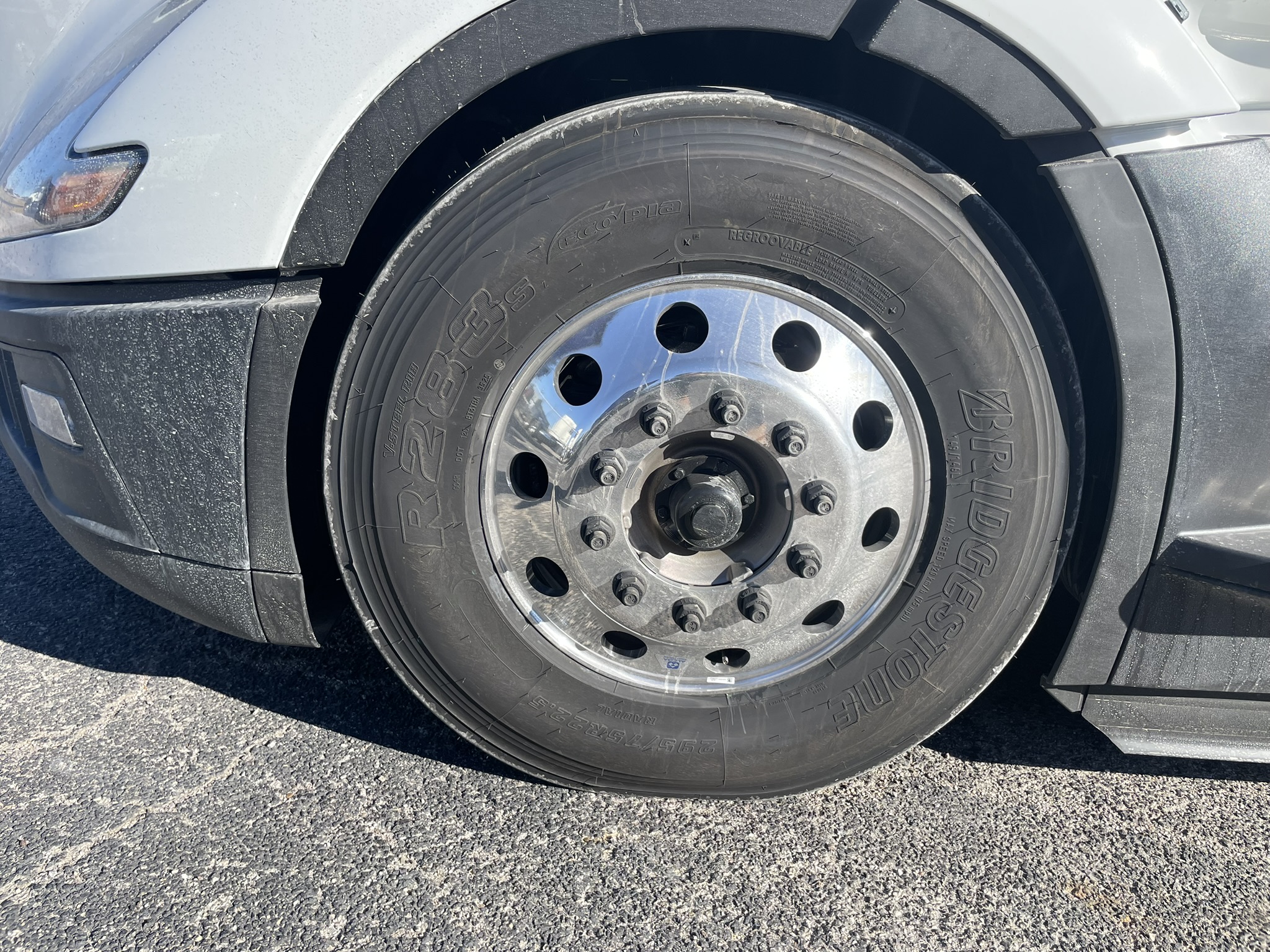 2026 Volvo - image 13