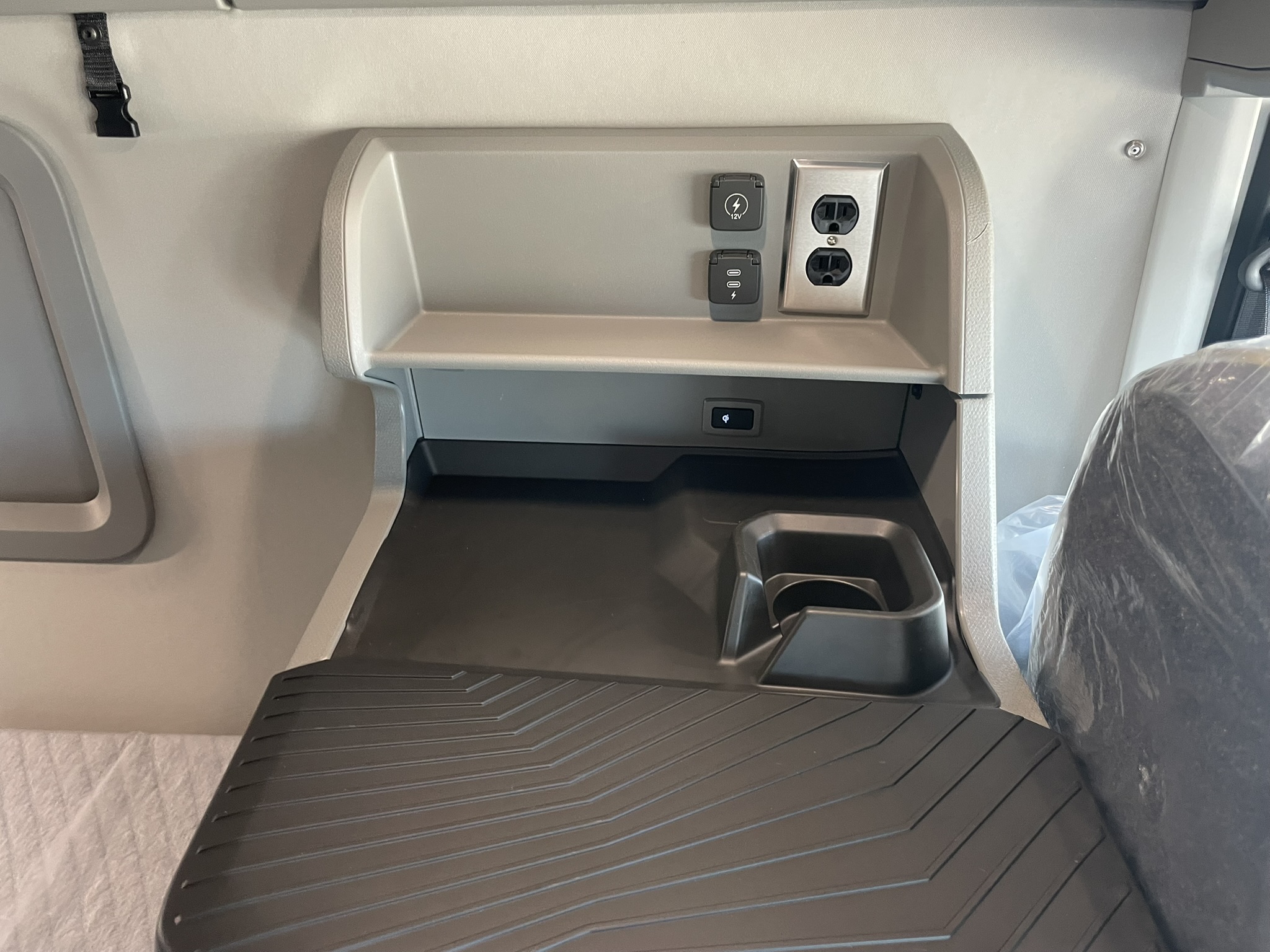 2026 Volvo - image 25