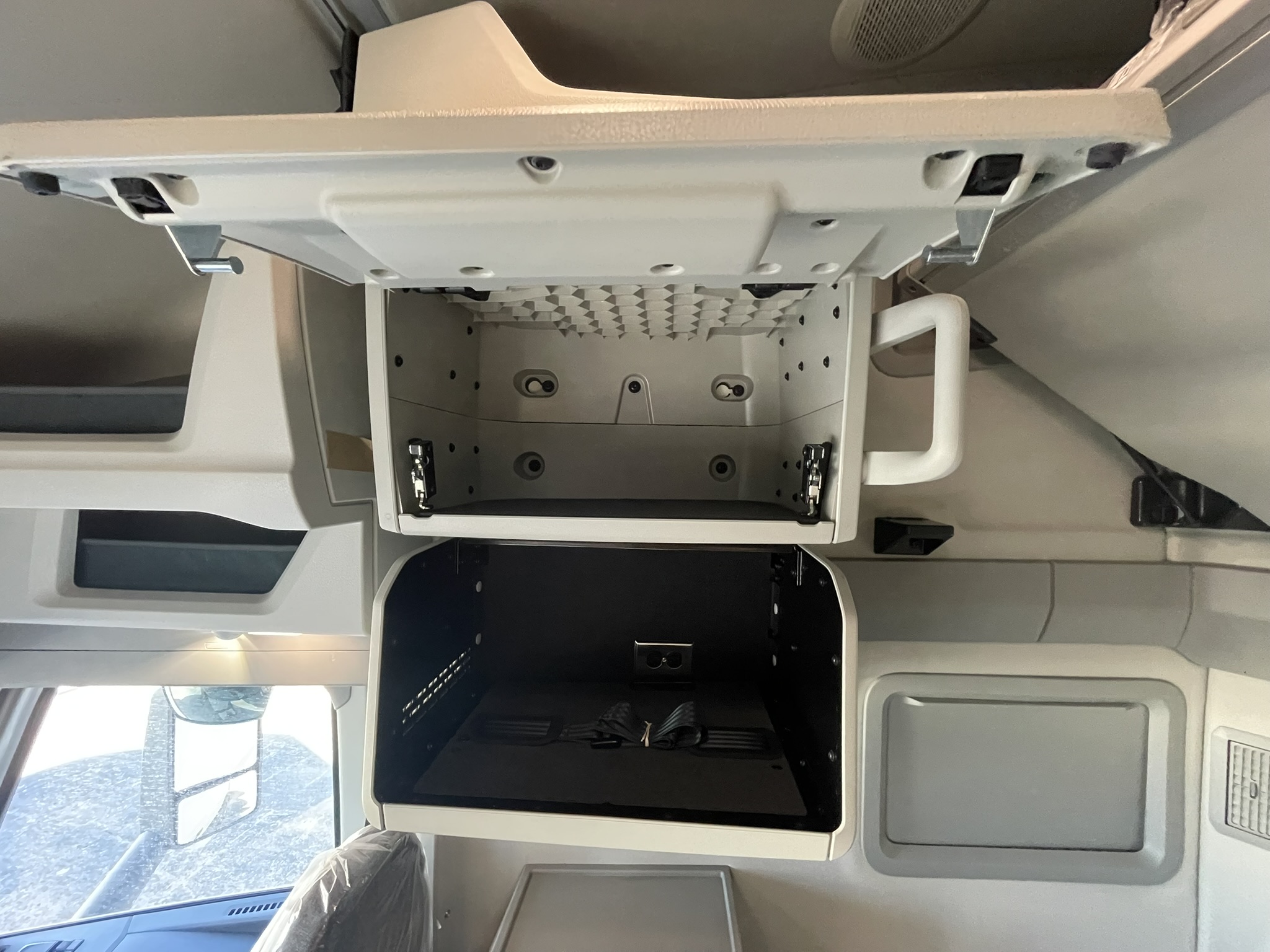 2026 Volvo - image 21