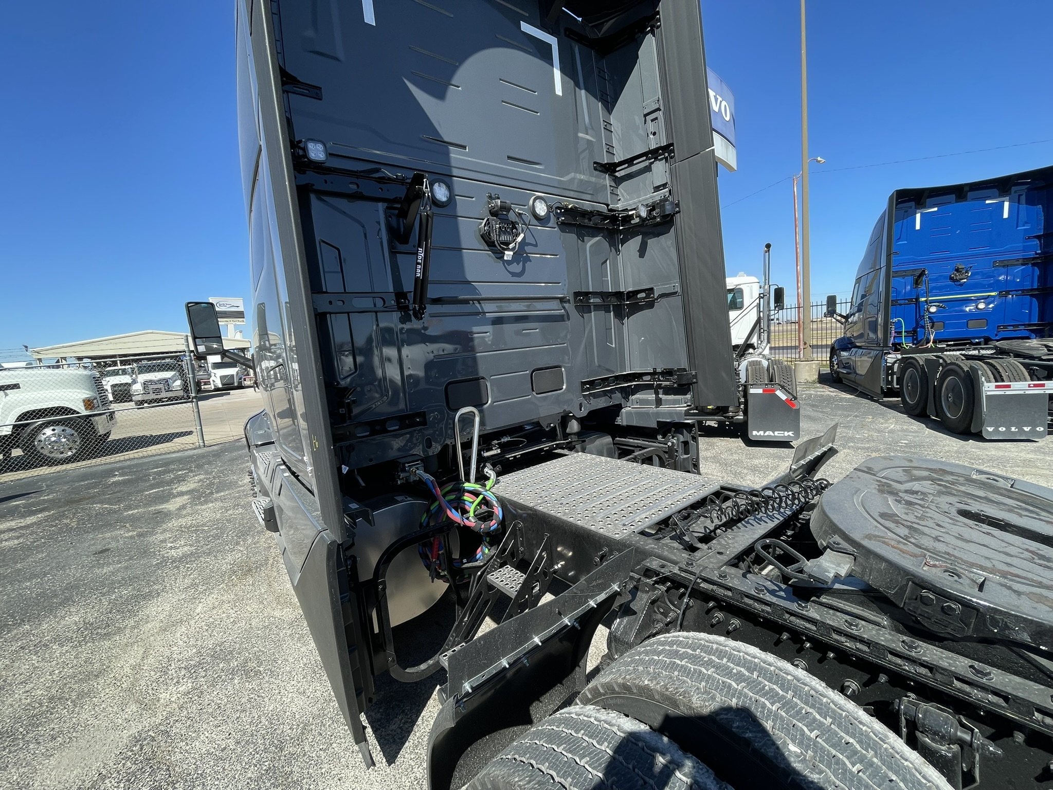 2026 Volvo - image 7