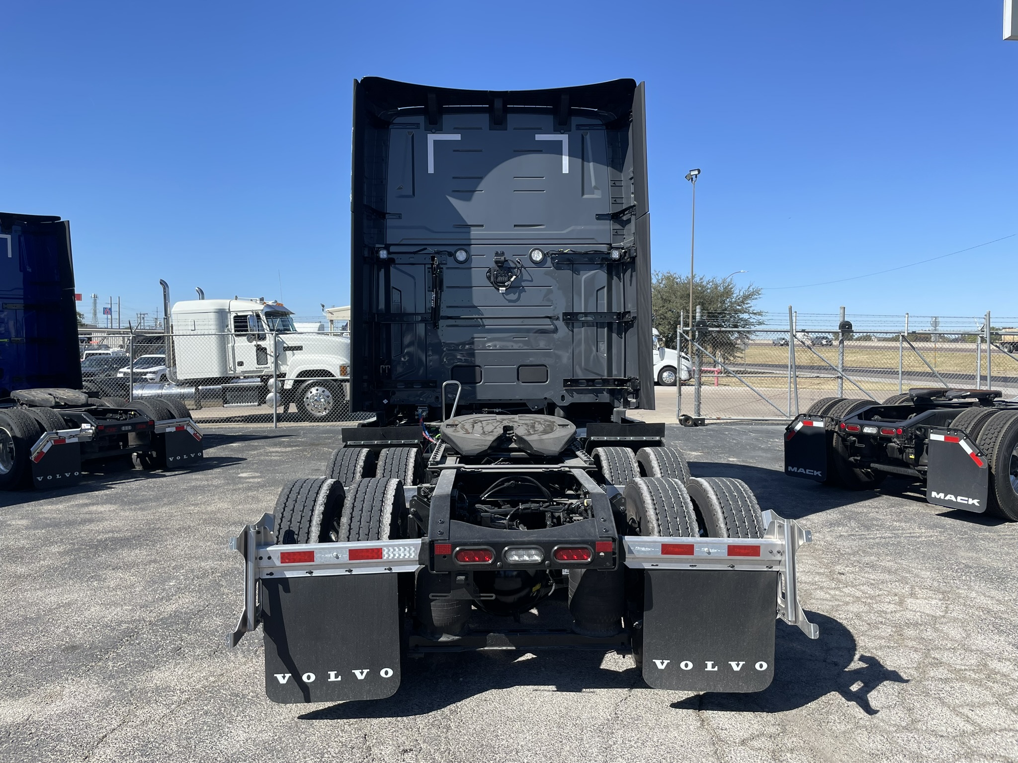 2026 Volvo - image 5