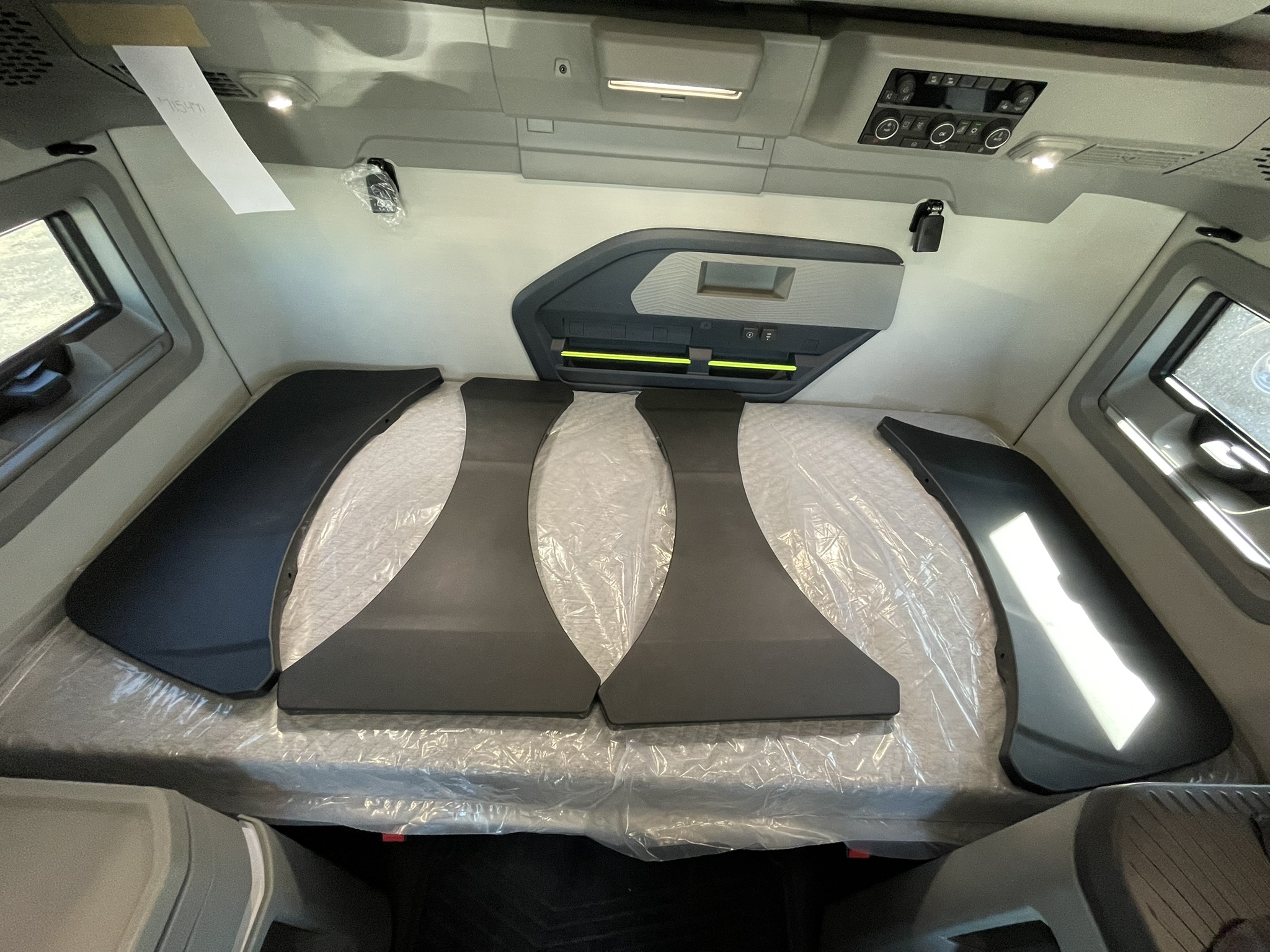 2026 Volvo - image 18