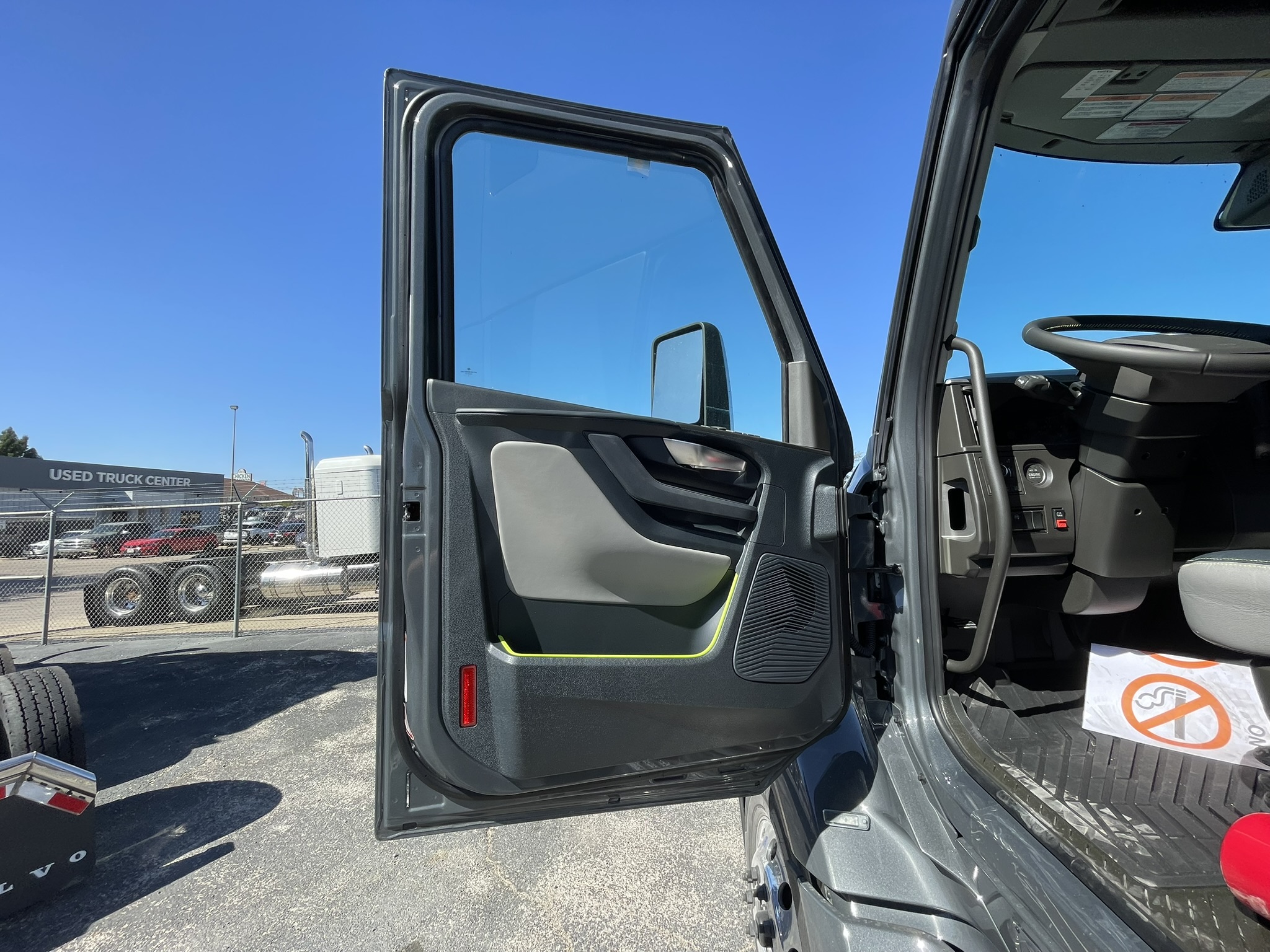 2026 Volvo - image 13