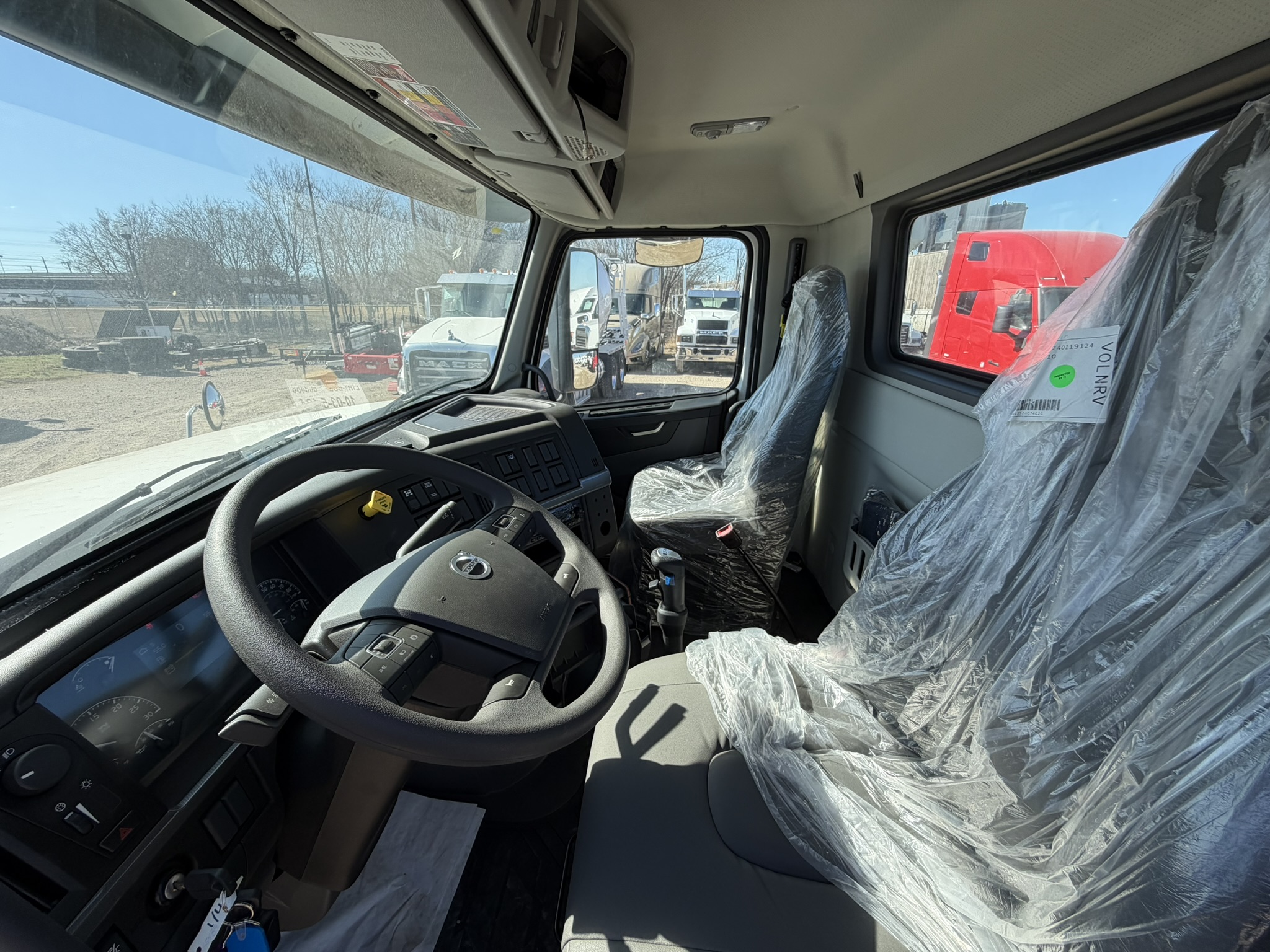 2025 Volvo - image 11