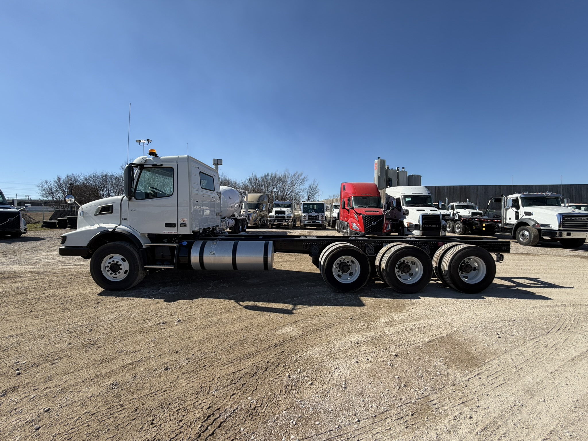 2025 Volvo - image 8