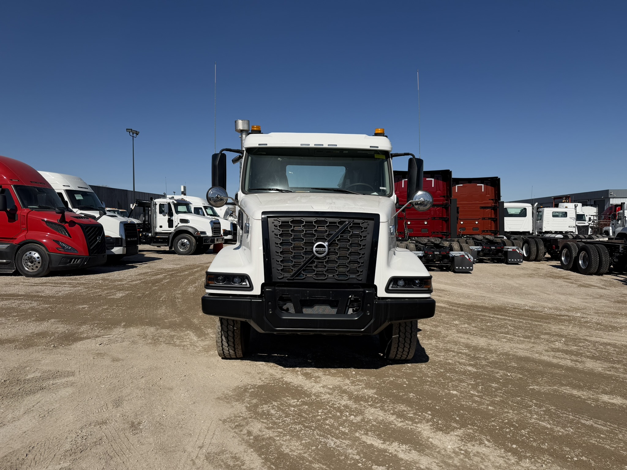 2025 Volvo - image 2