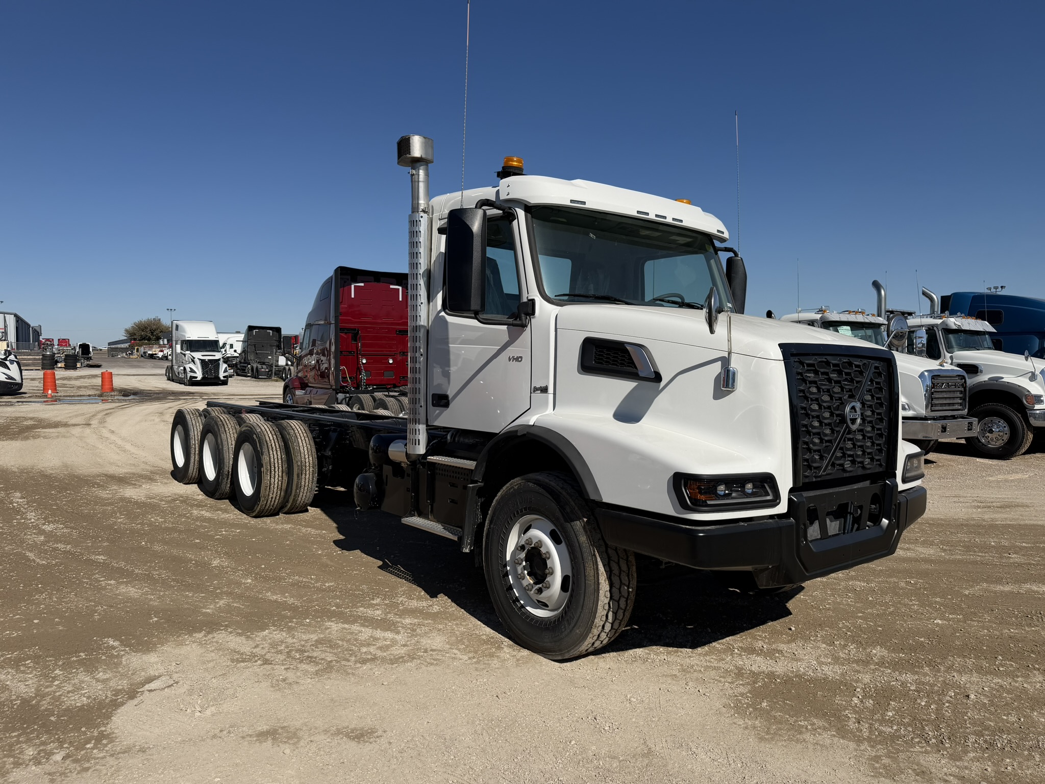 2025 Volvo - image 3