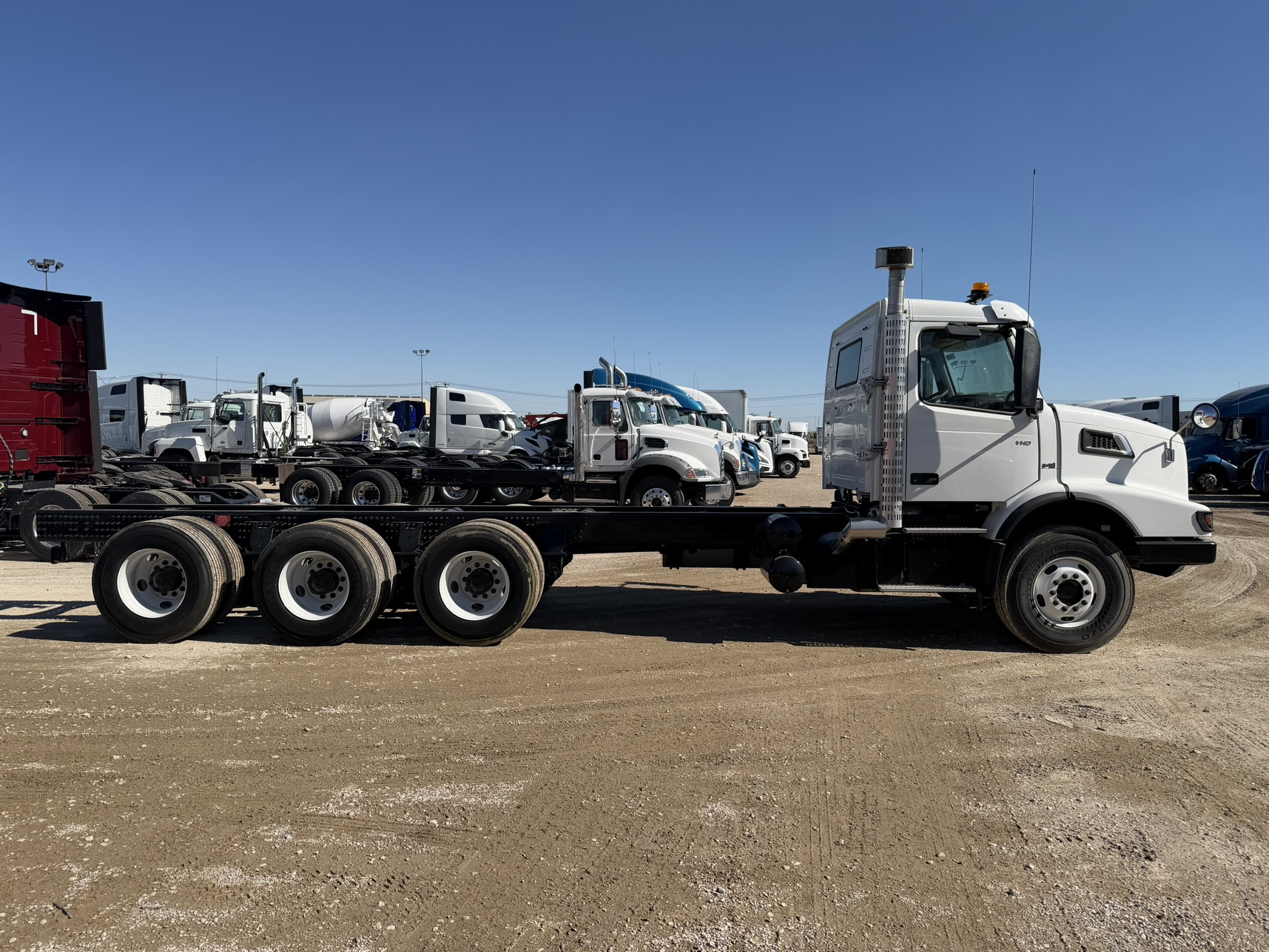 2025 Volvo - image 4