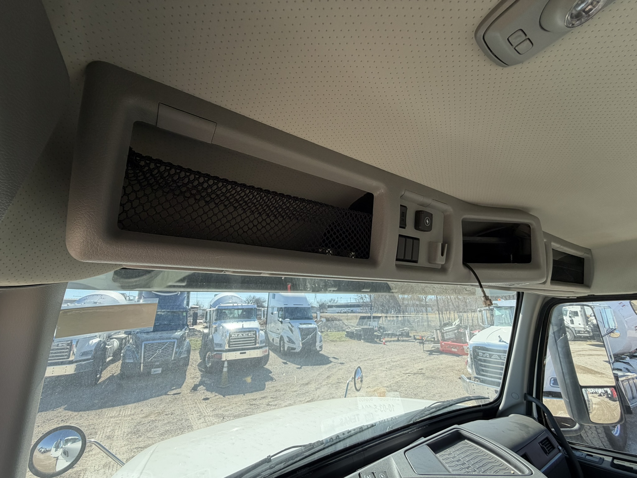 2025 Volvo - image 15