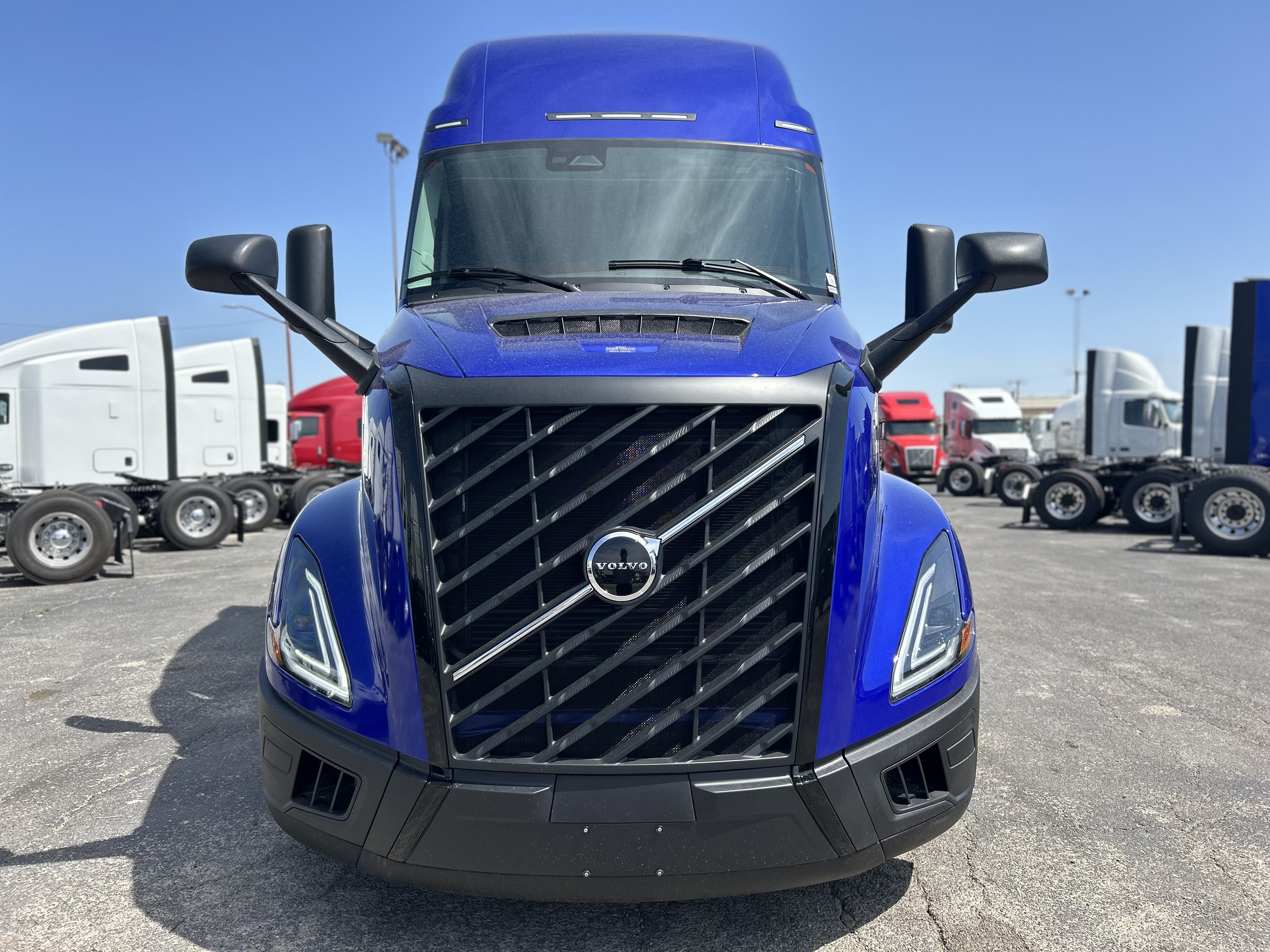 2025 Volvo - image 2