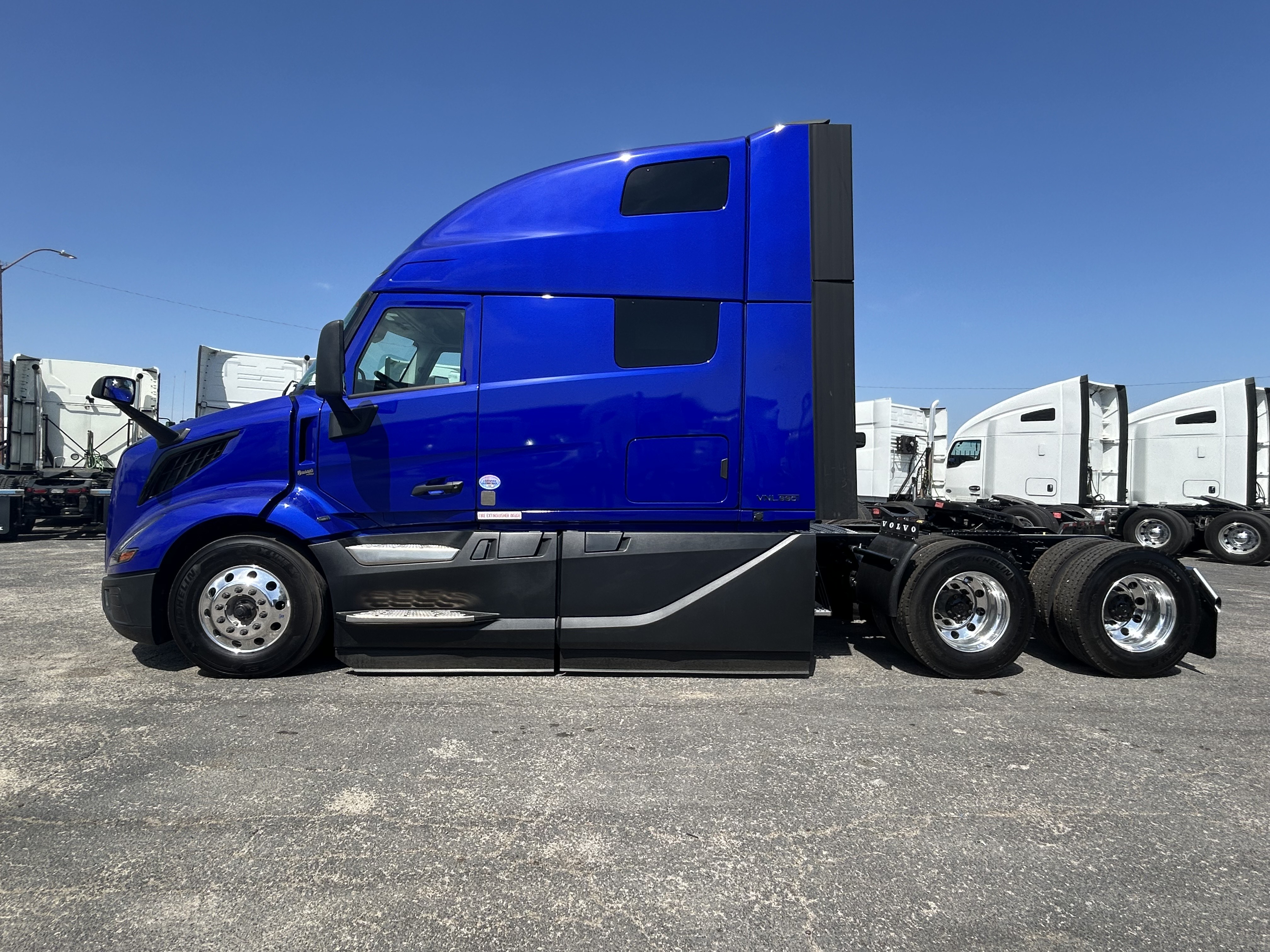 2025 Volvo - image 5