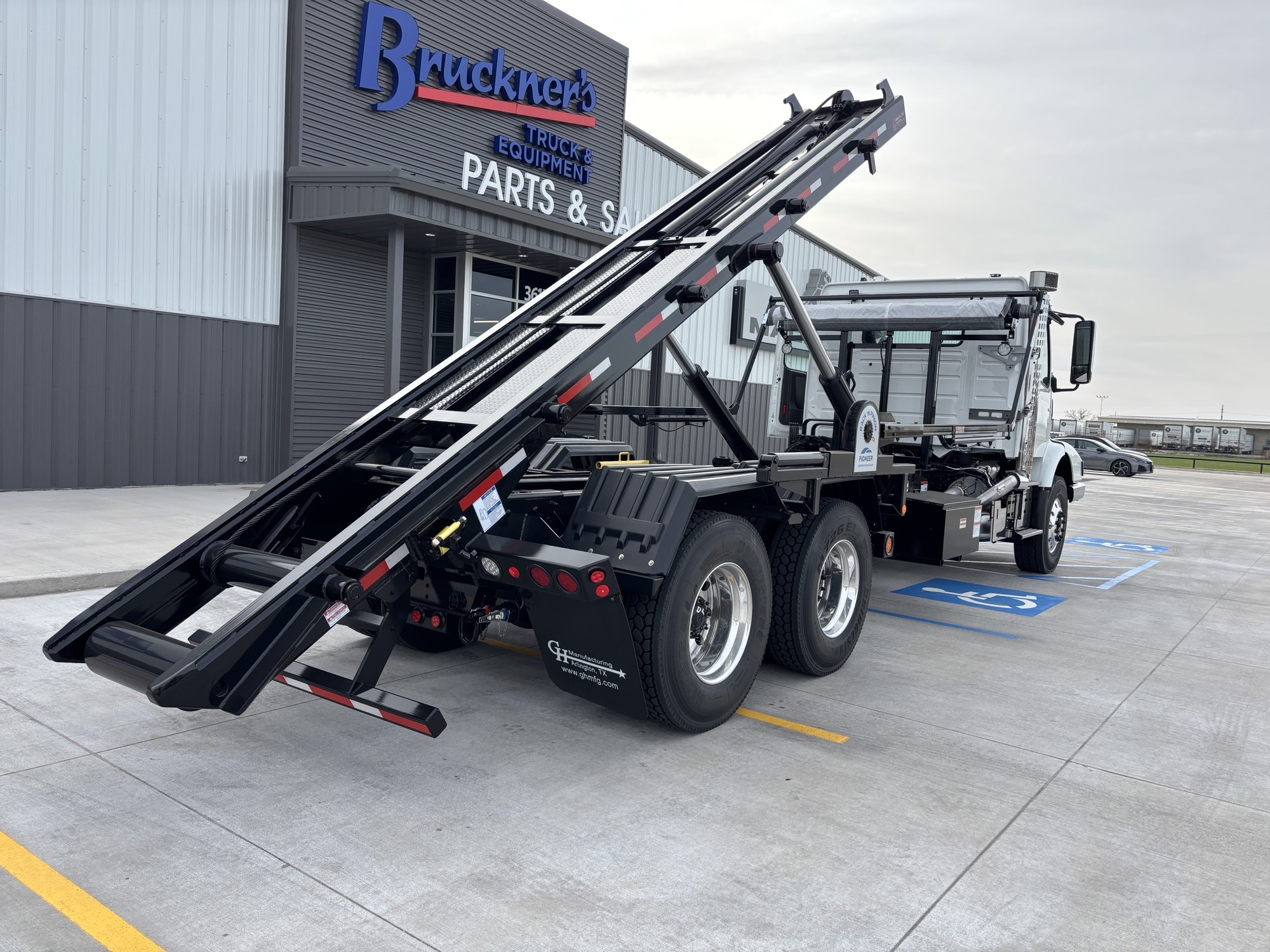 2026 Volvo - image 13