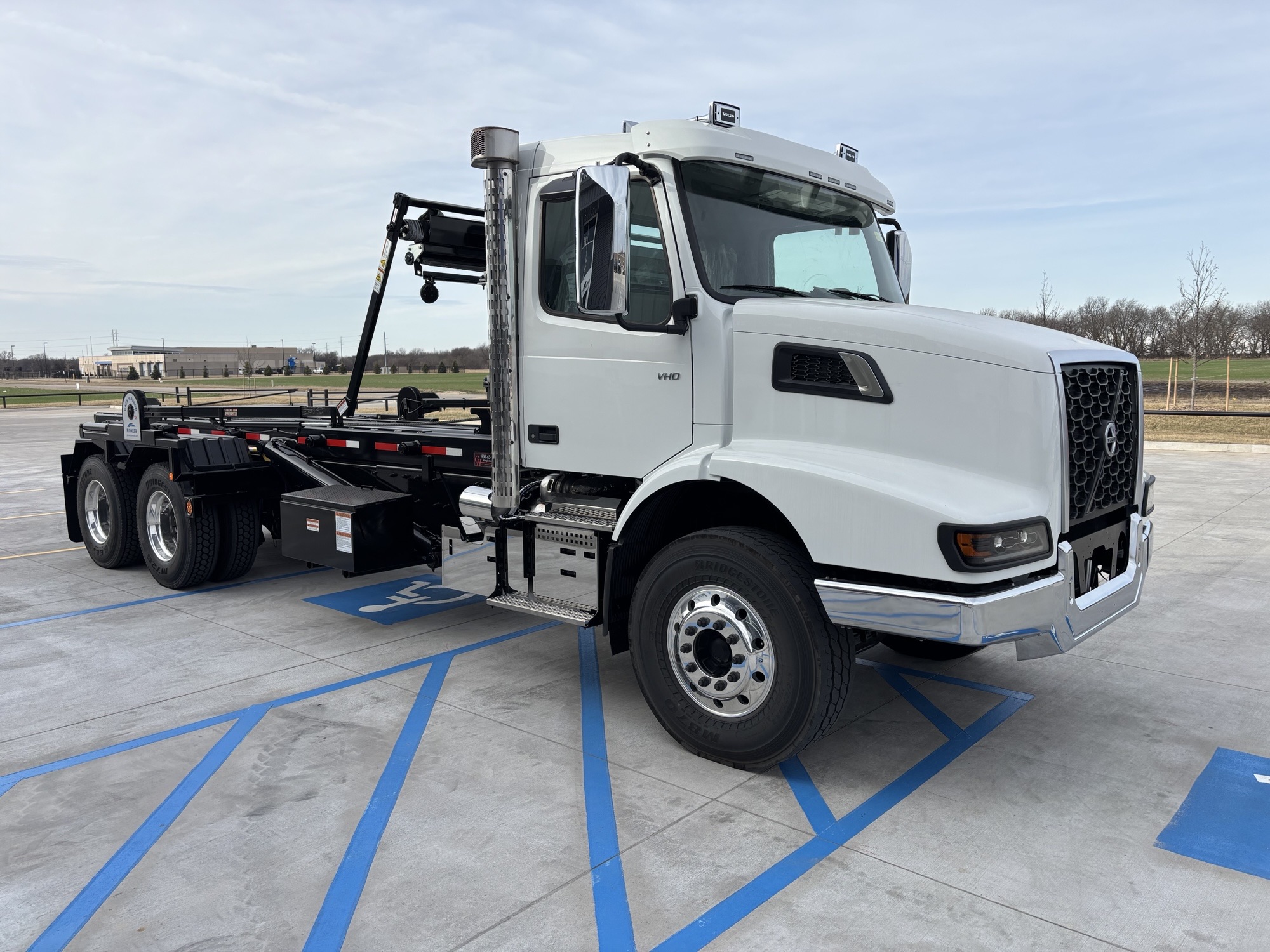 2026 Volvo - image 7