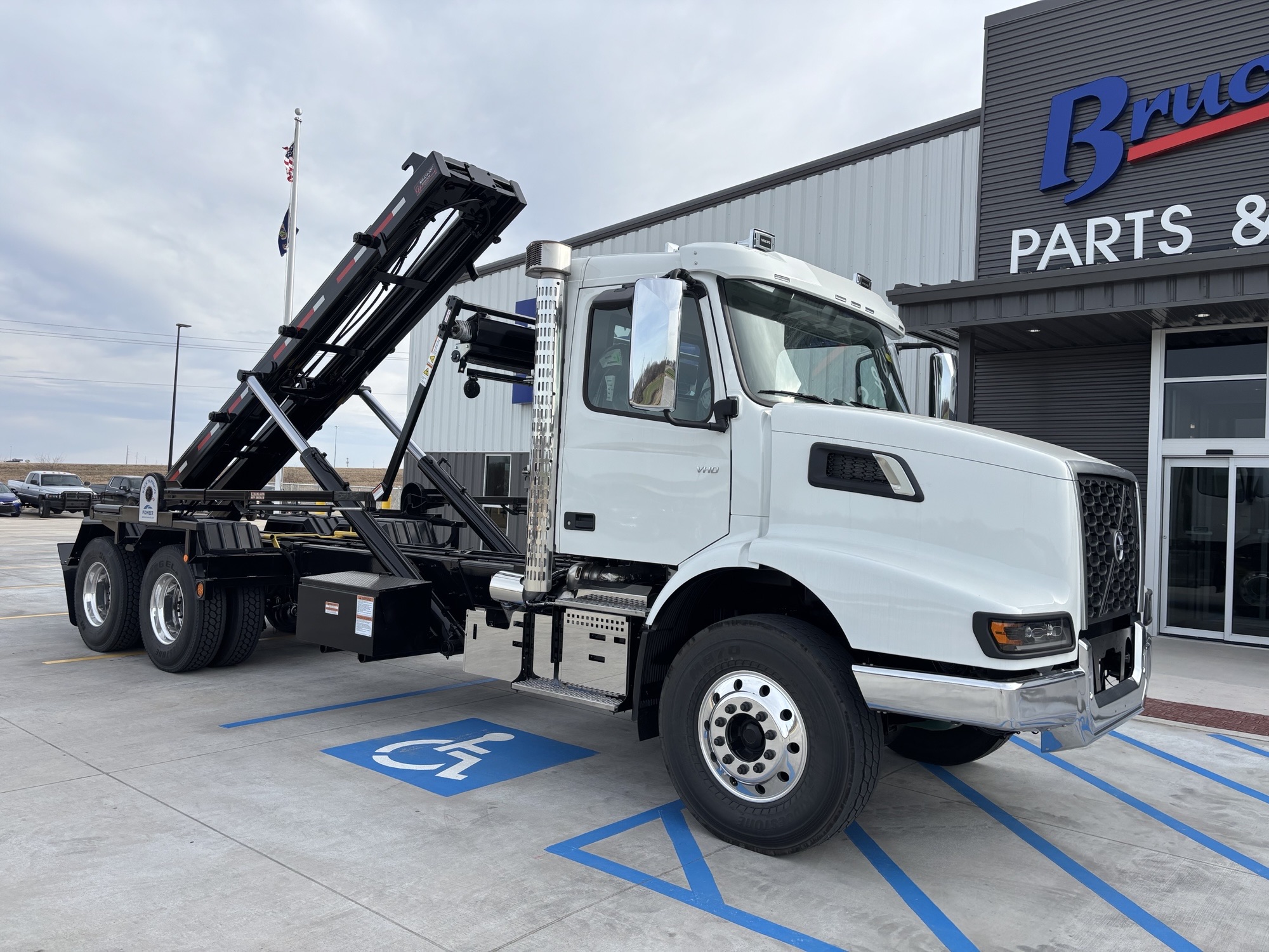 2026 Volvo - image 12