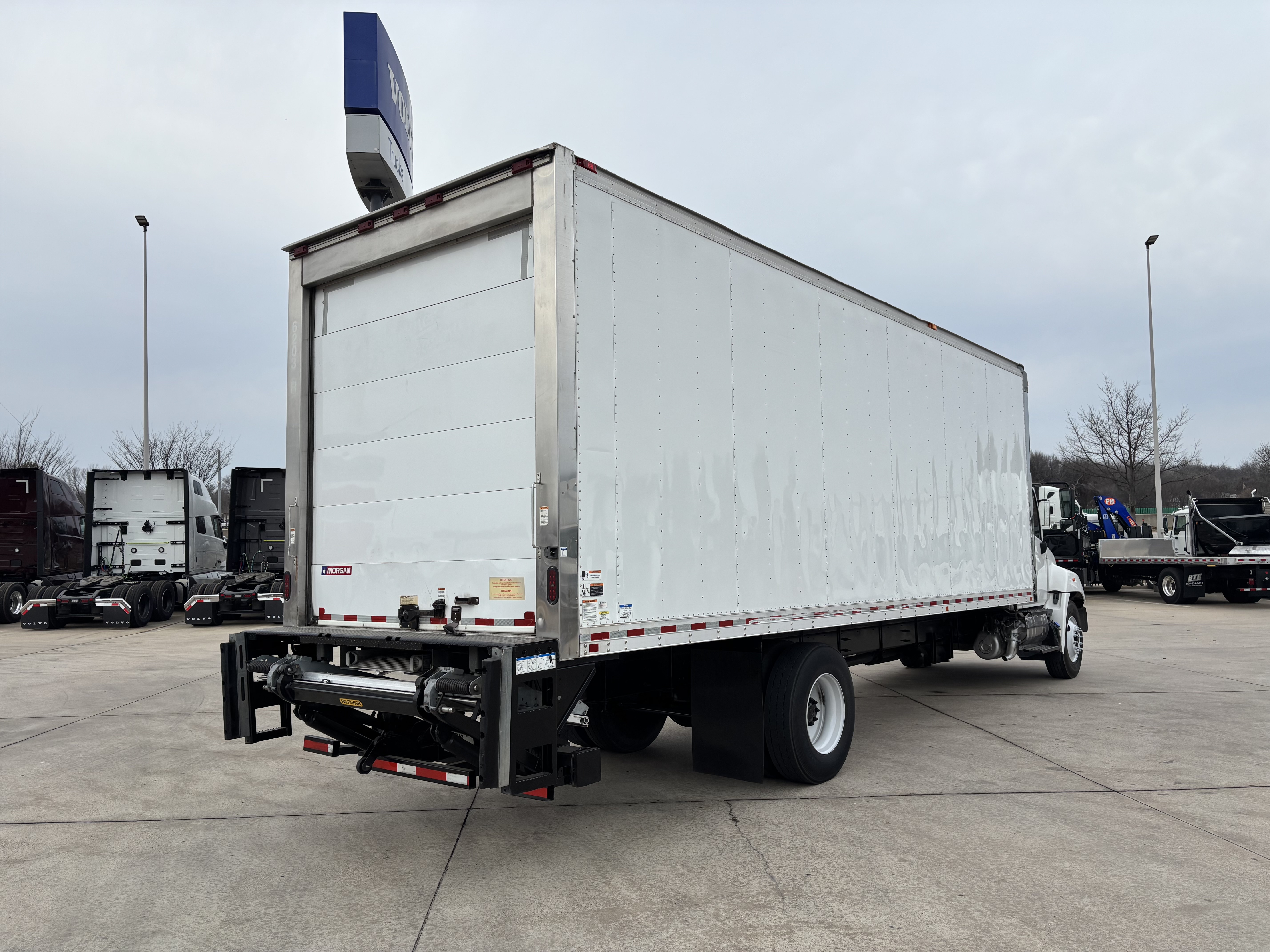 2020 Hino 268 - image 5