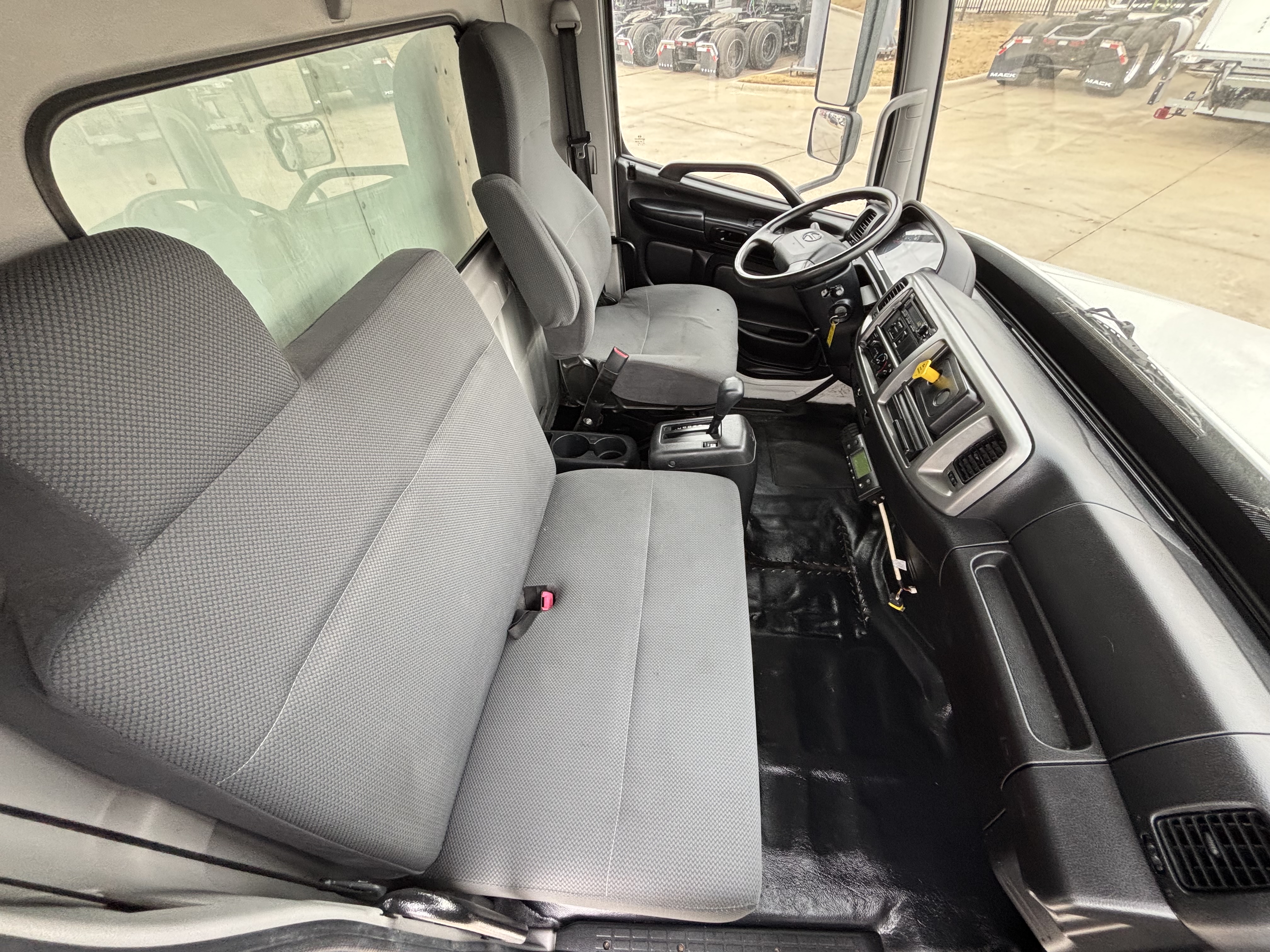 2020 Hino 268 - image 22