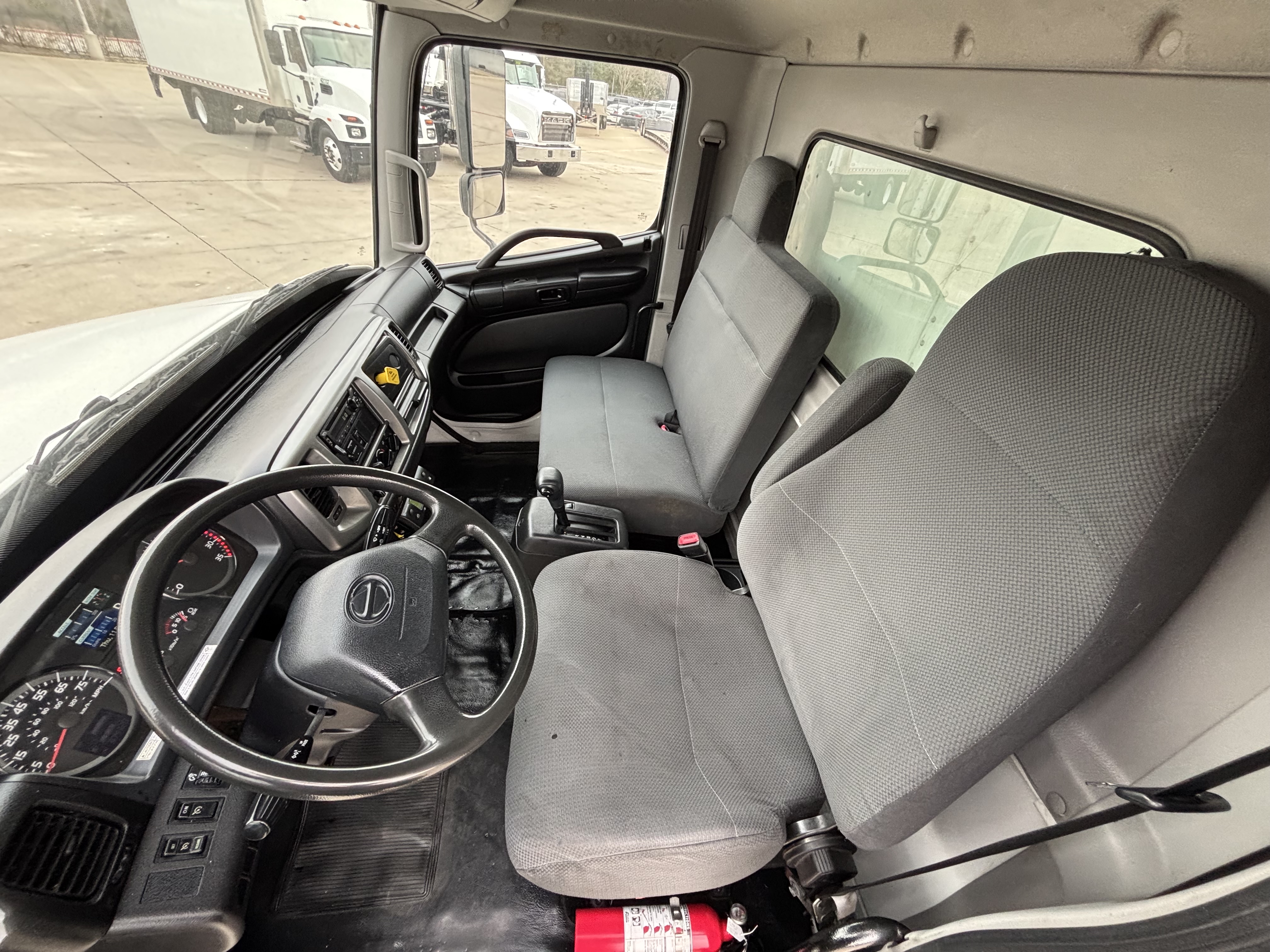 2020 Hino 268 - image 24