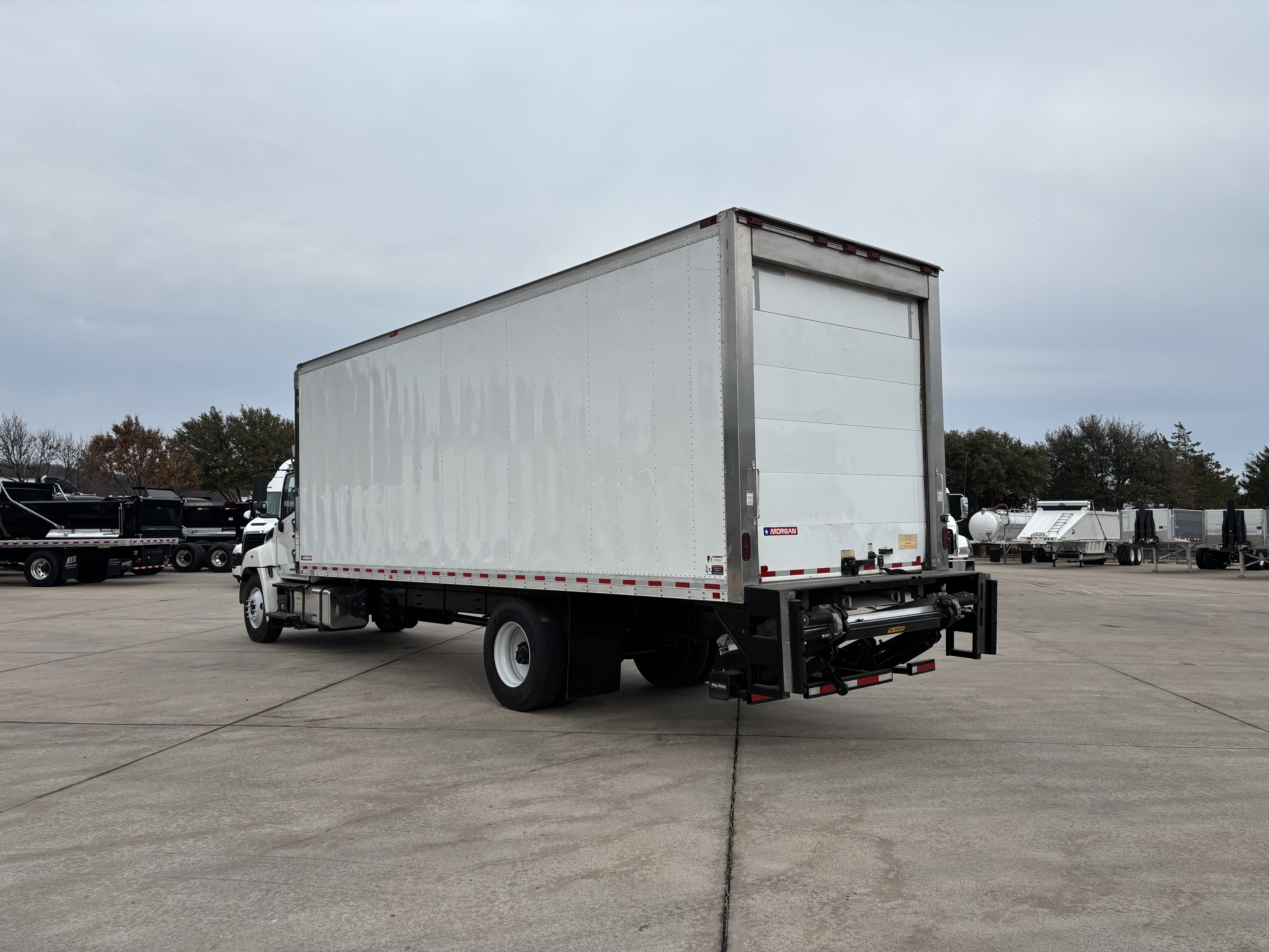 2020 Hino 268 - image 7