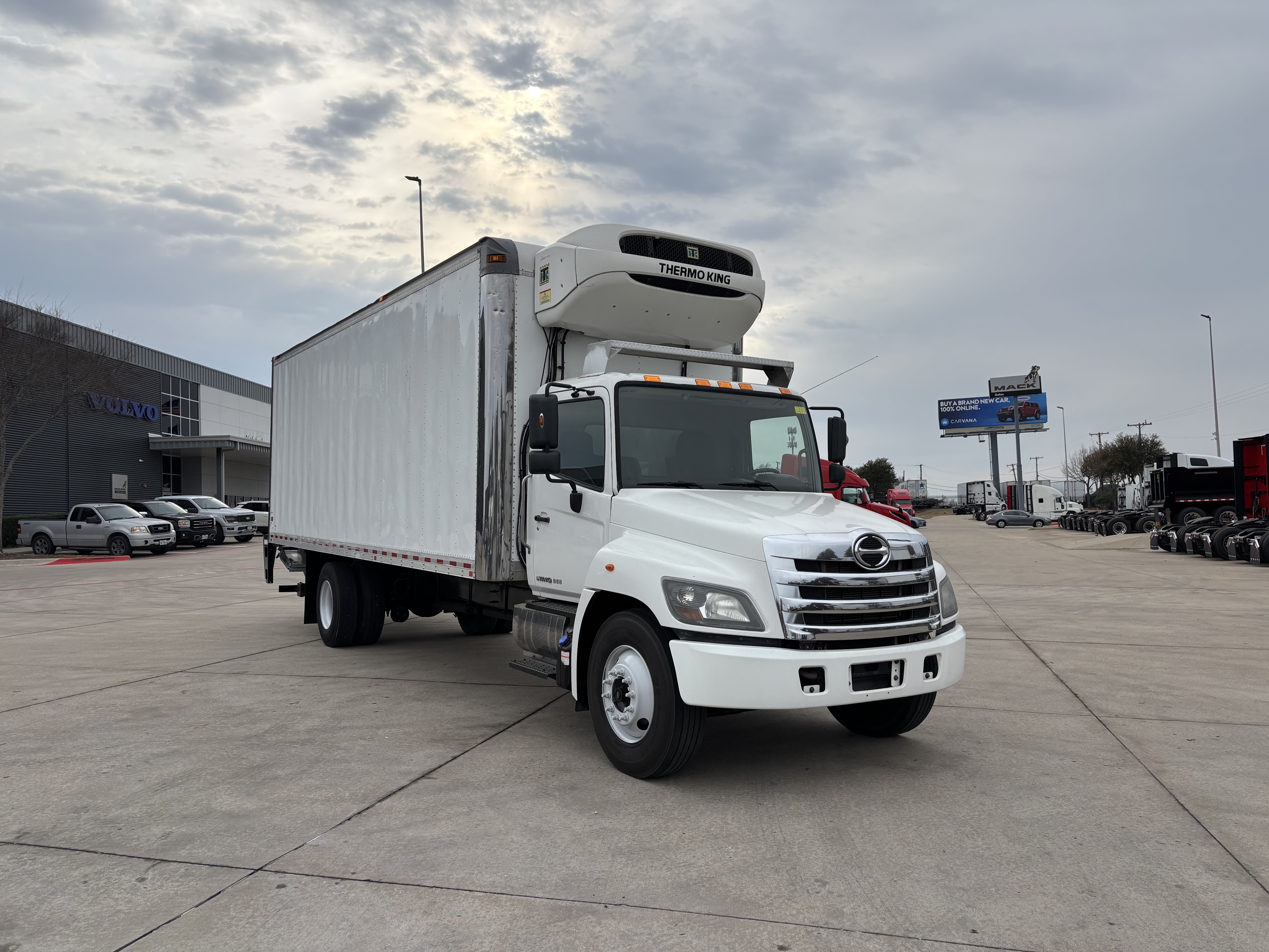 2020 Hino 268 - image 3