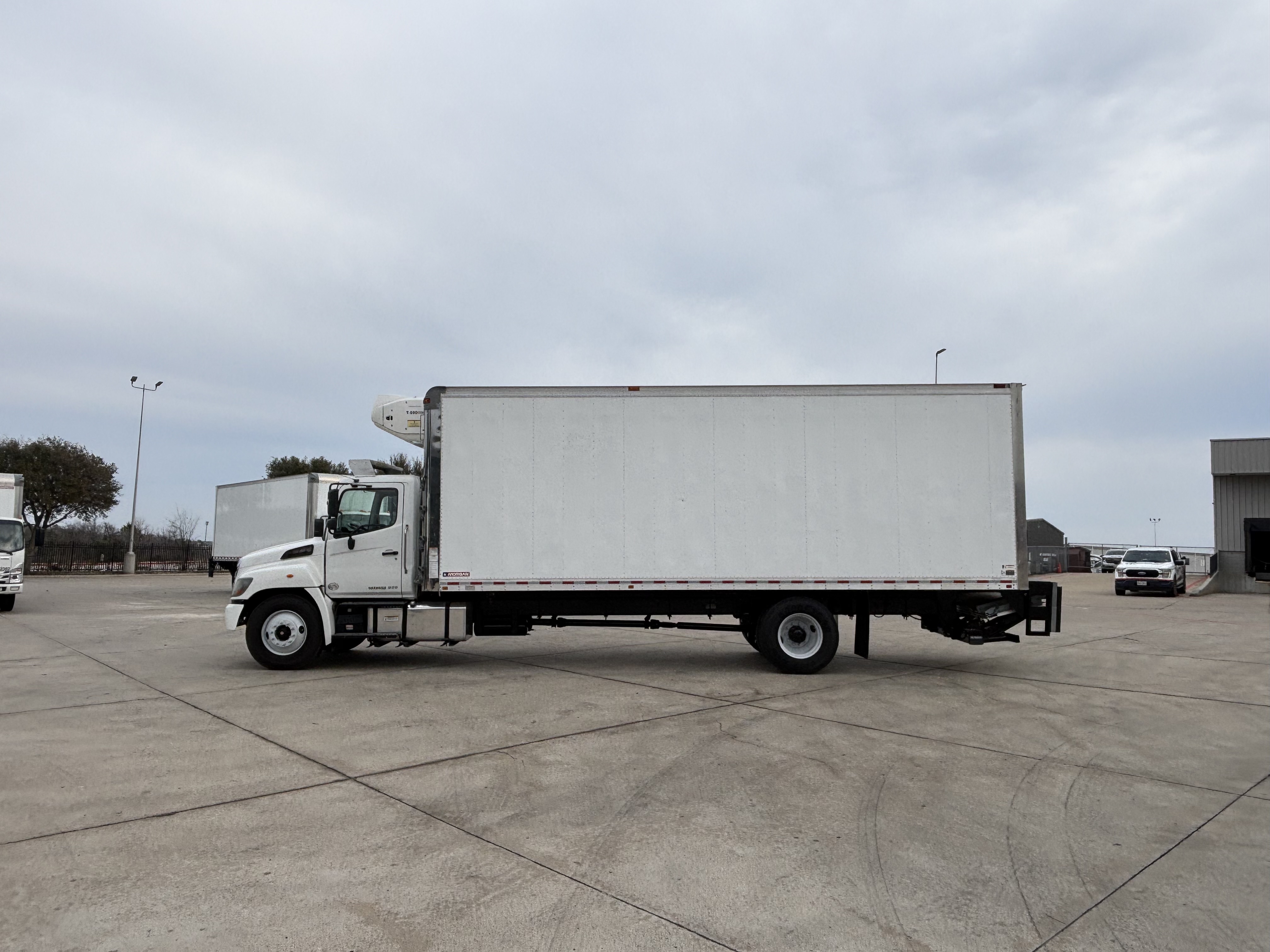 2020 Hino 268 - image 8