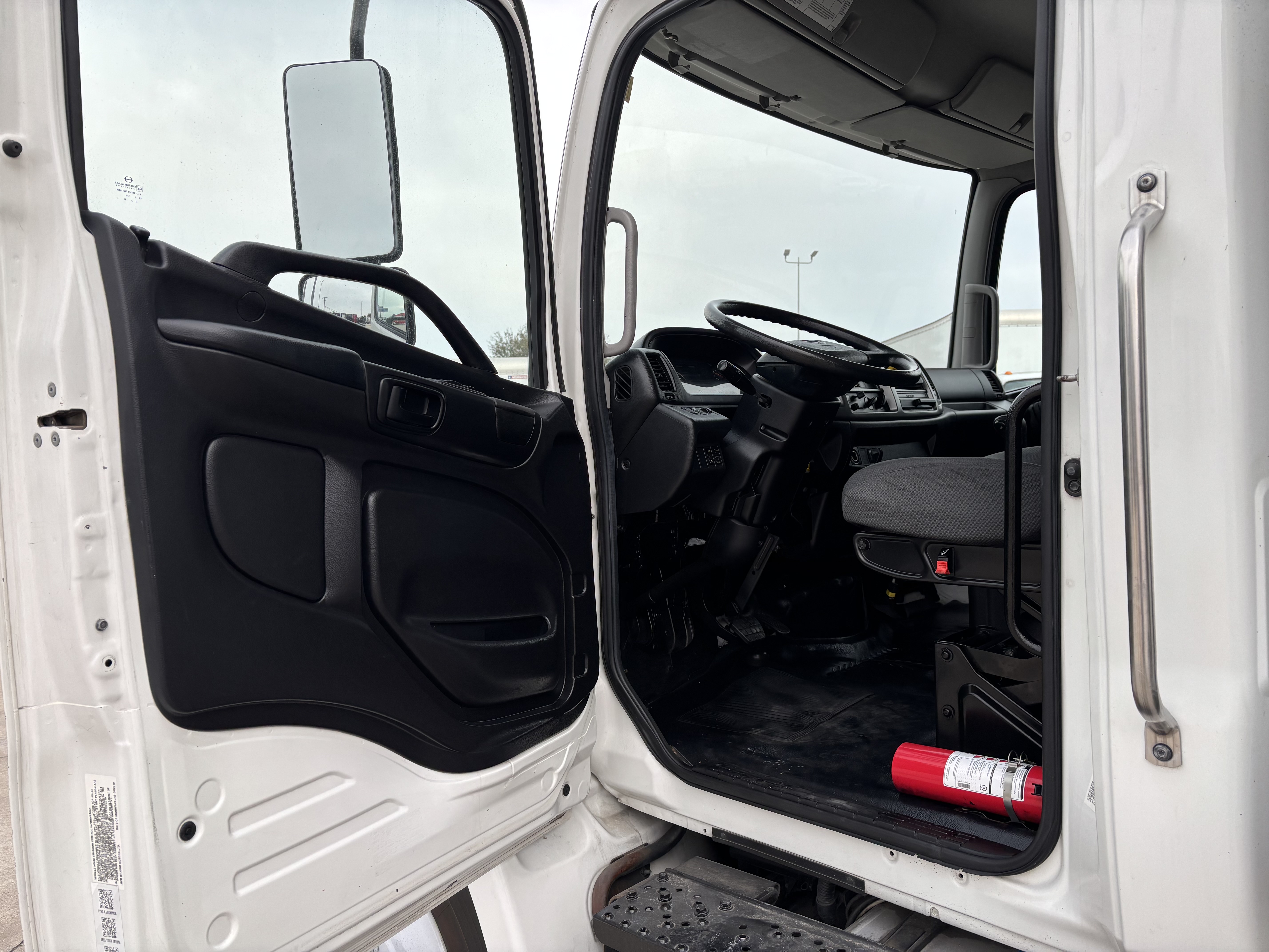 2020 Hino 268 - image 23