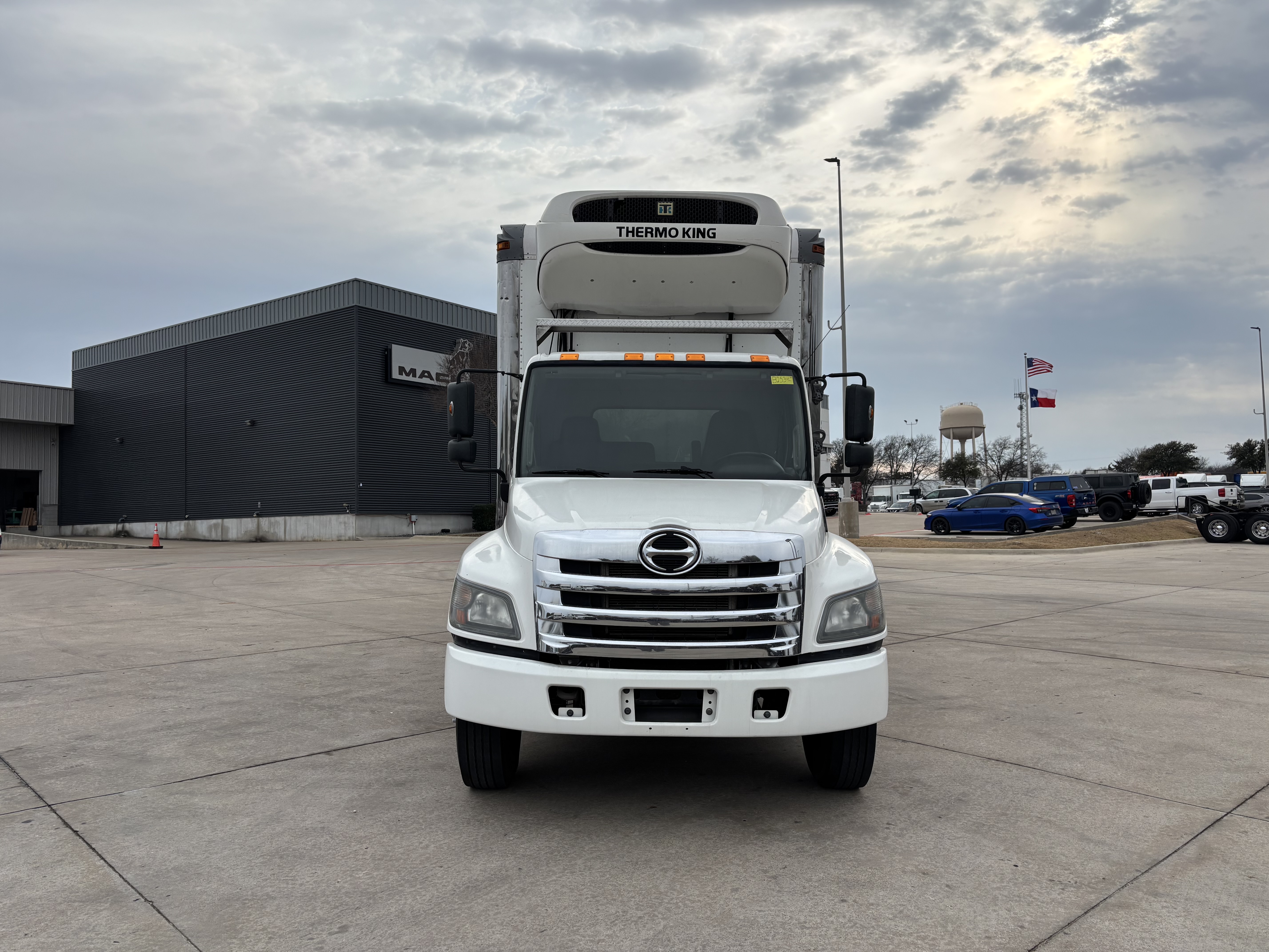 2020 Hino 268 - image 2