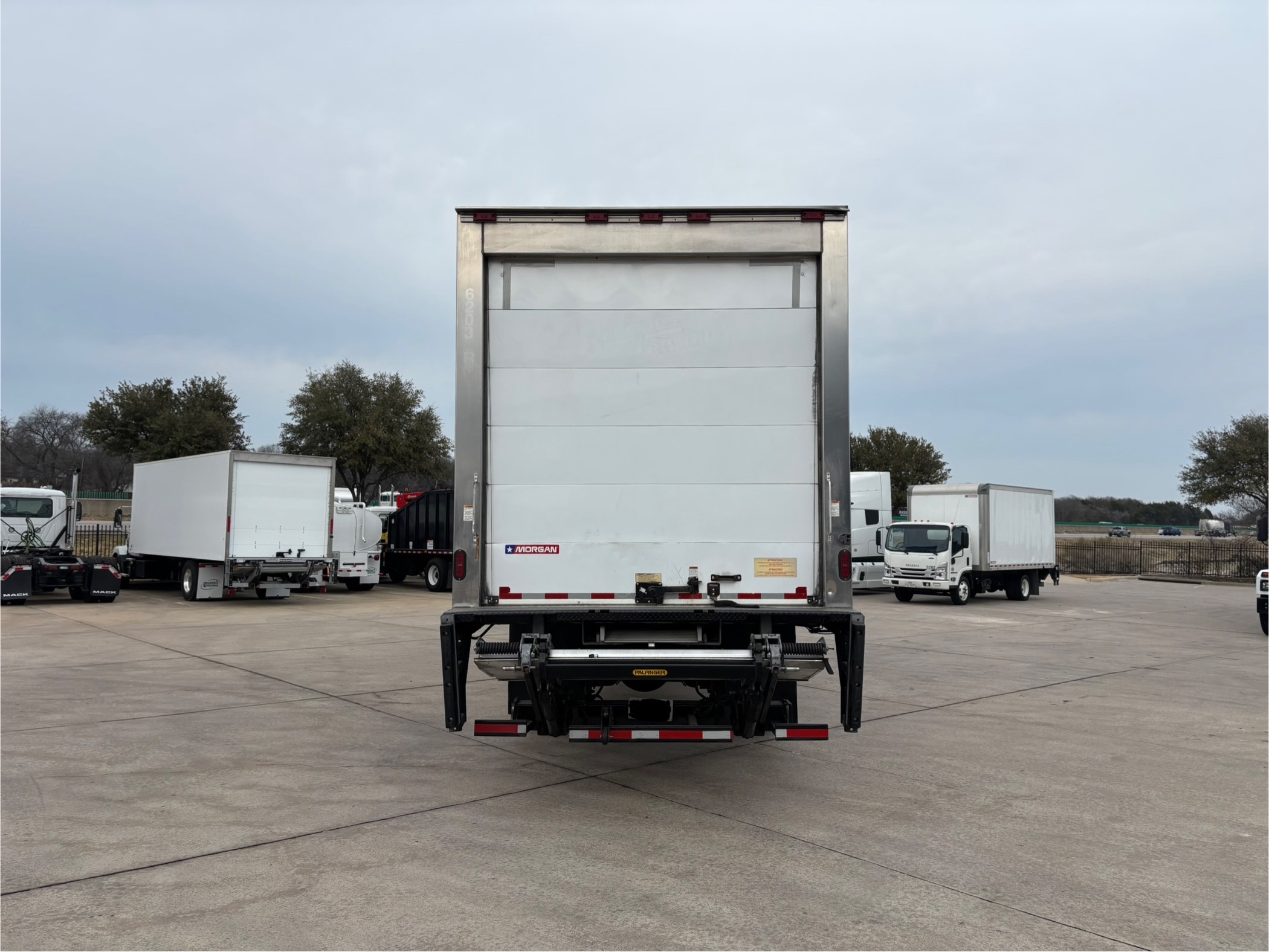 2020 Hino 268 - image 6