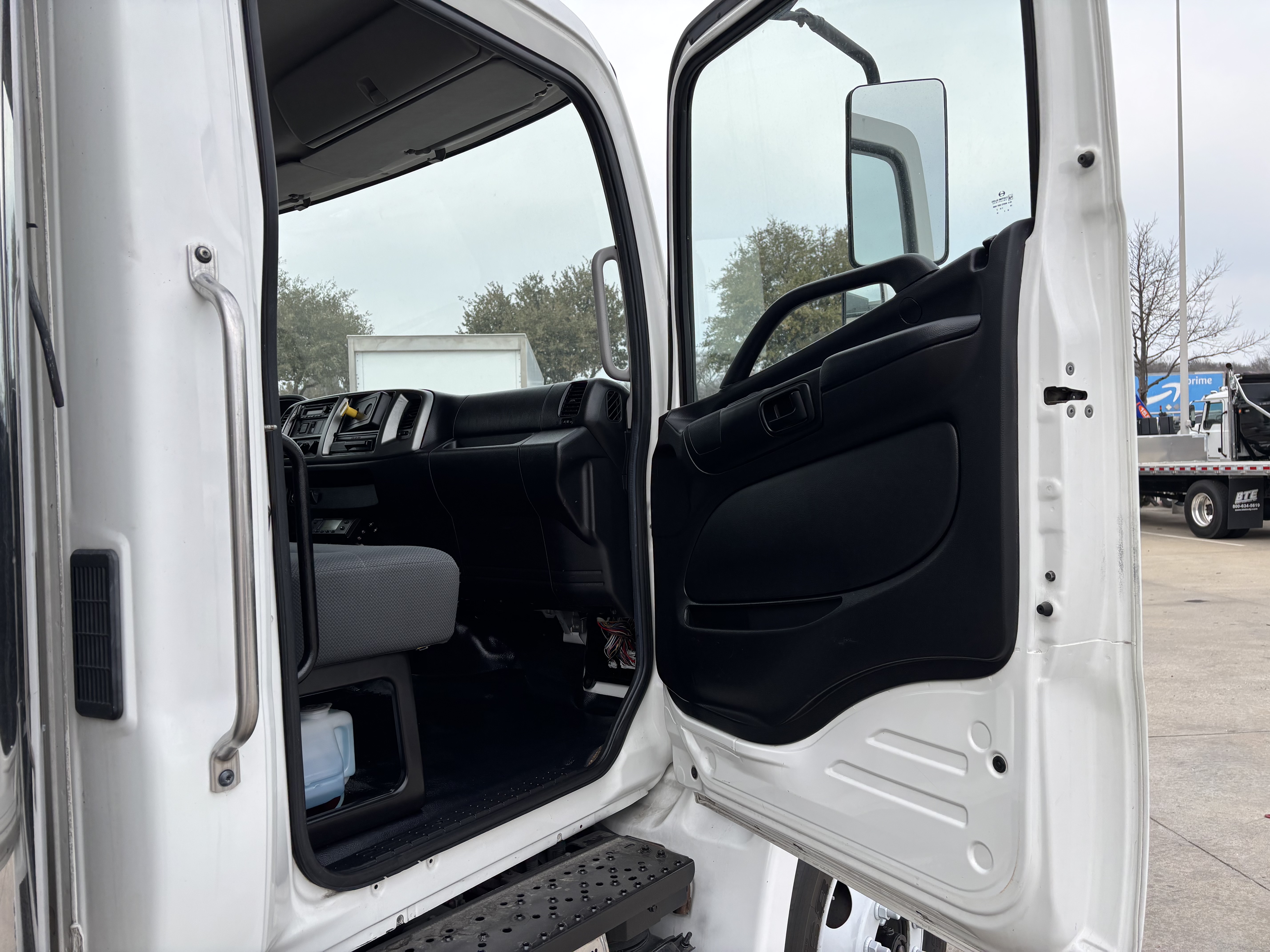 2020 Hino 268 - image 21