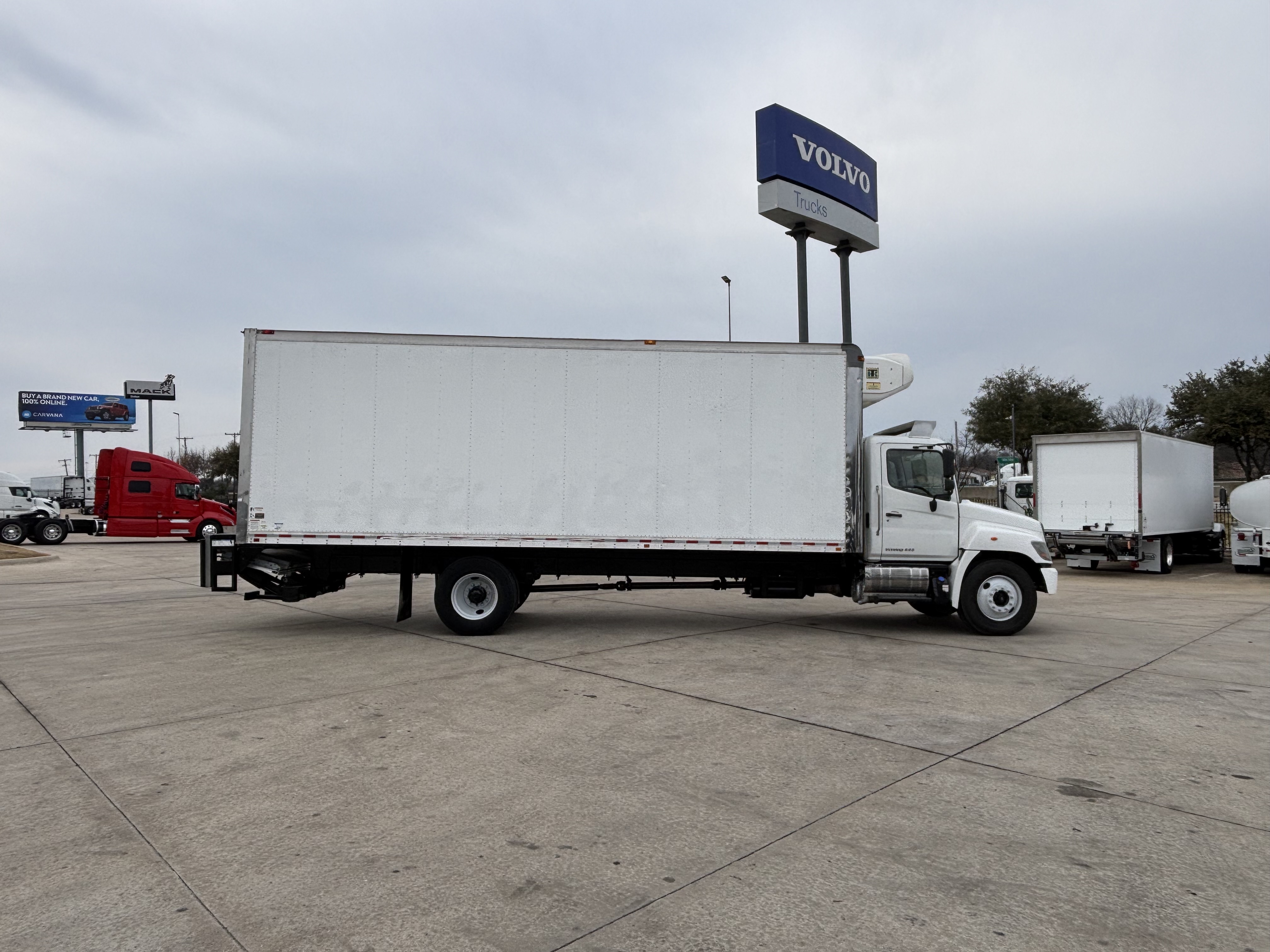 2020 Hino 268 - image 4