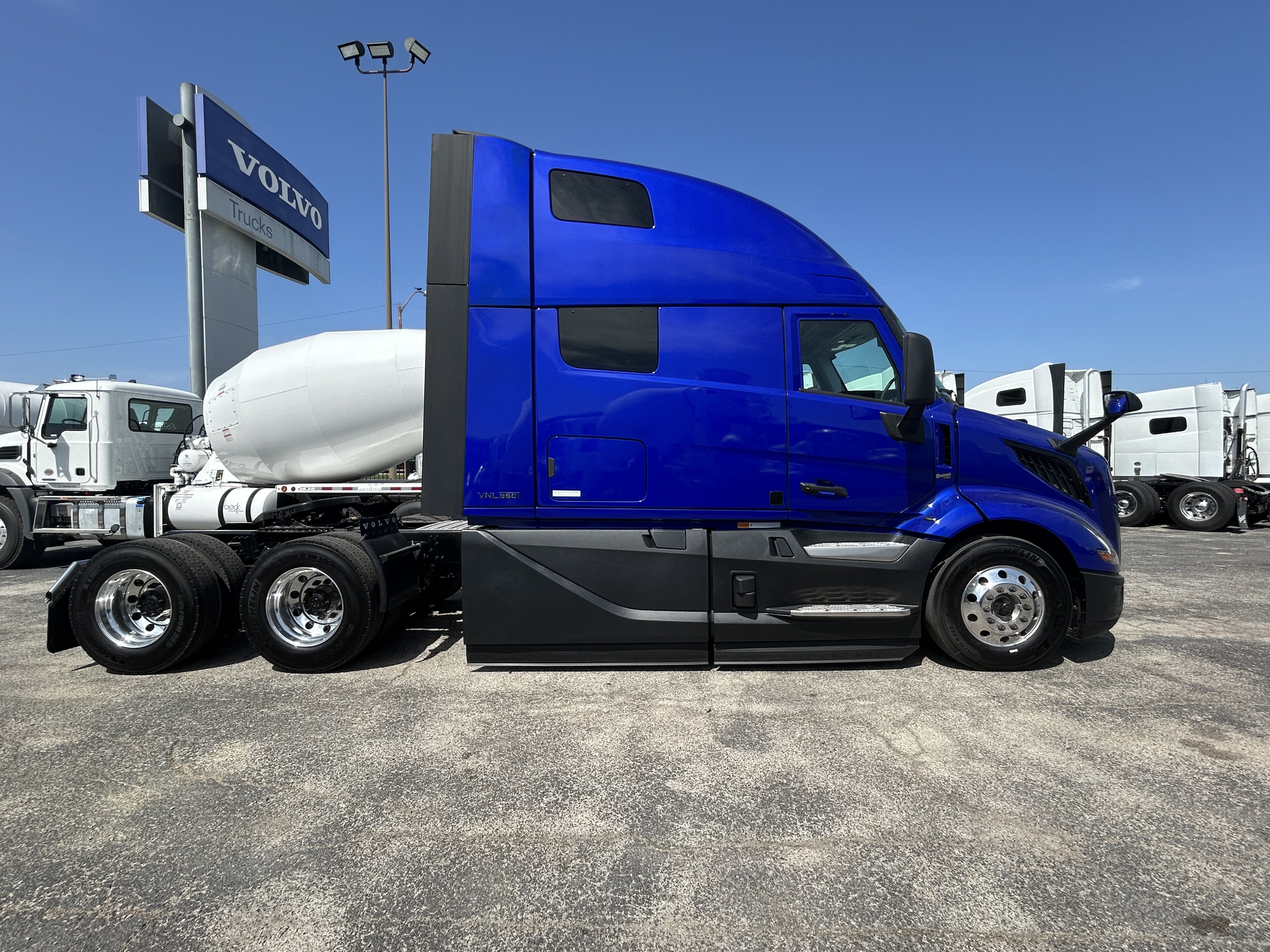 2025 Volvo - image 4