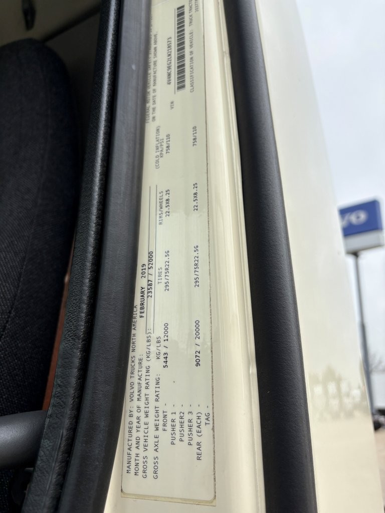 2020 Volvo - image 26