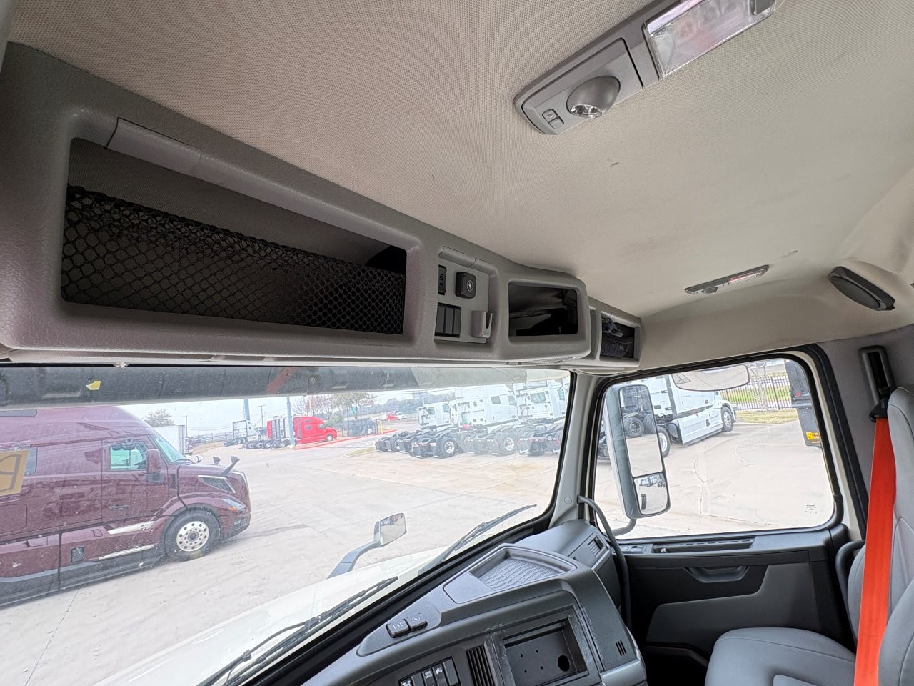 2020 Volvo - image 22