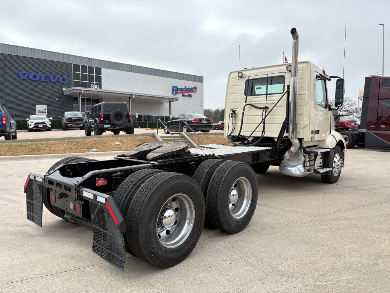 2020 Volvo - image 5